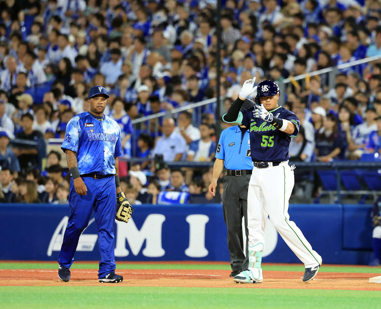 DeNA対ヤクルト　8回表ヤクルト無死、村上（右）は右前打を放ちベンチにポーズ。左はビシエド（撮影・浅見桂子）