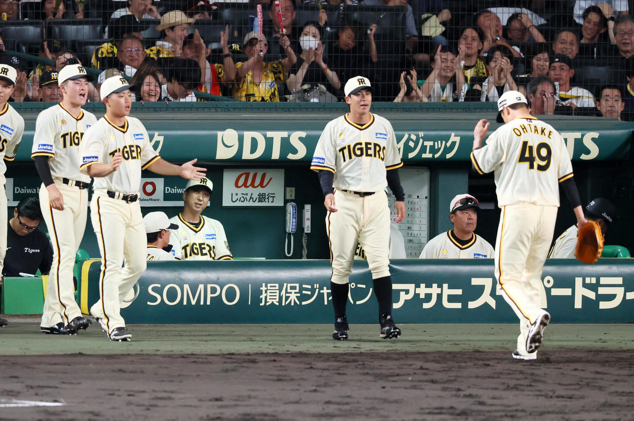阪神対広島　6回表を終えベンチで引き揚げる大竹（右）を見る藤川監督（撮影・加藤哉）