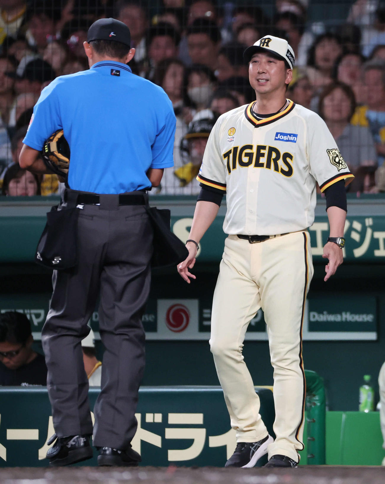 阪神対広島　8回の攻撃を終え、選手交代を告げる阪神藤川監督（撮影・西尾就之）