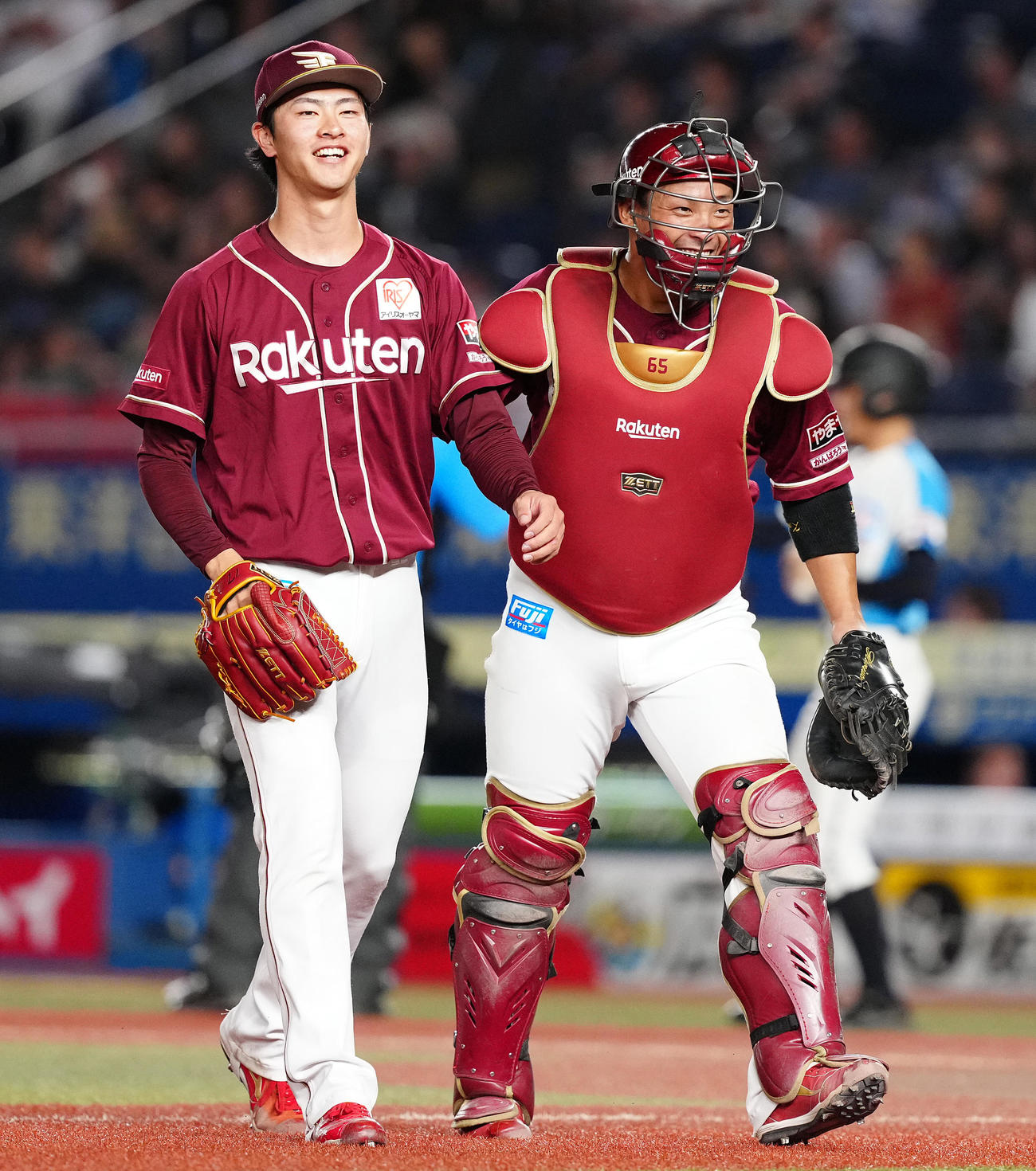 ロッテ対楽天　6回裏ロッテ1死一塁、山本を三ゴロ併殺に仕留め、笑顔でベンチへ戻る古謝（左）と堀内（撮影・鈴木みどり）