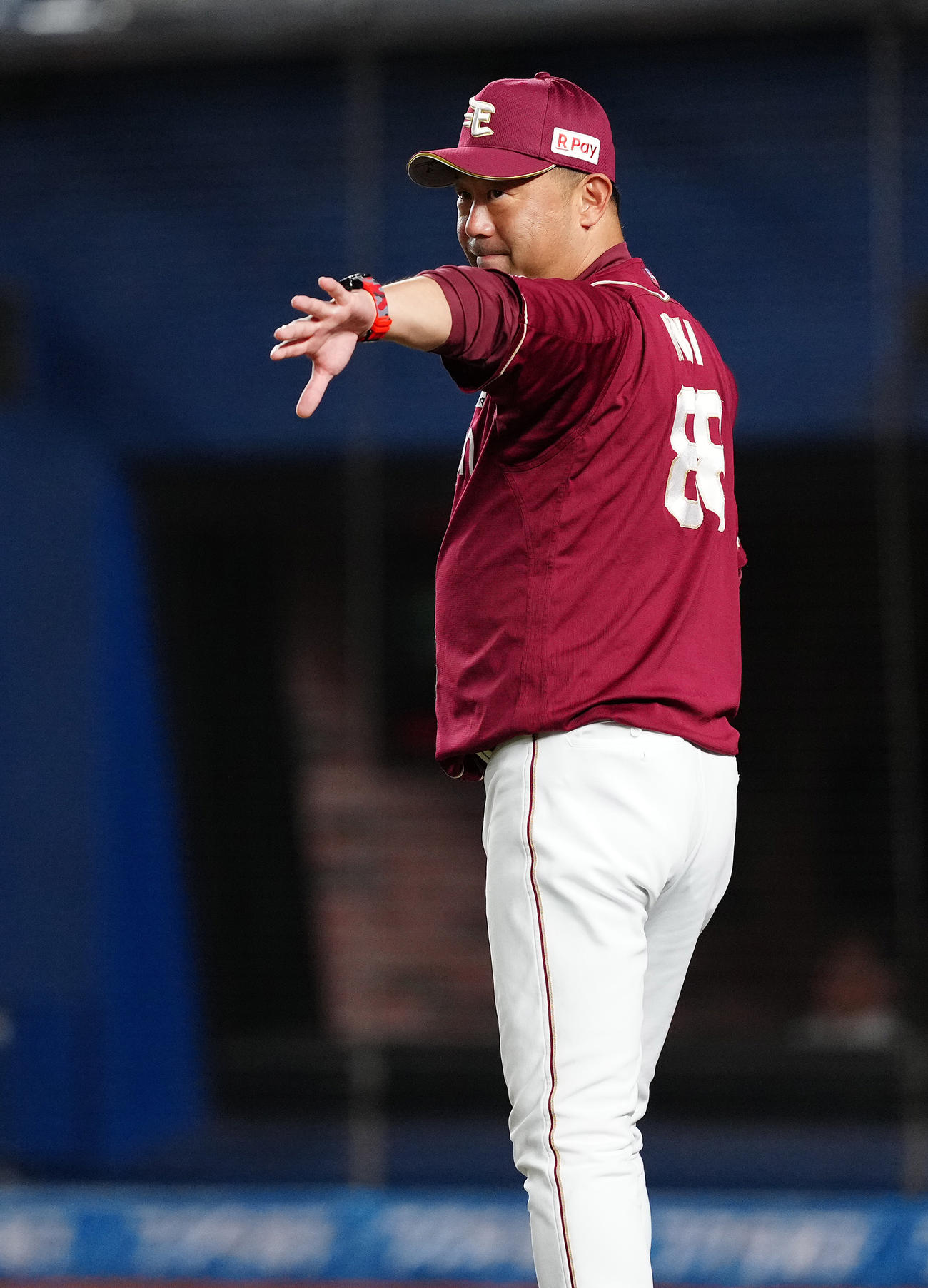 ロッテ対楽天　8回裏の選手交代を告げにベンチを出る楽天三木監督（撮影・鈴木みどり）