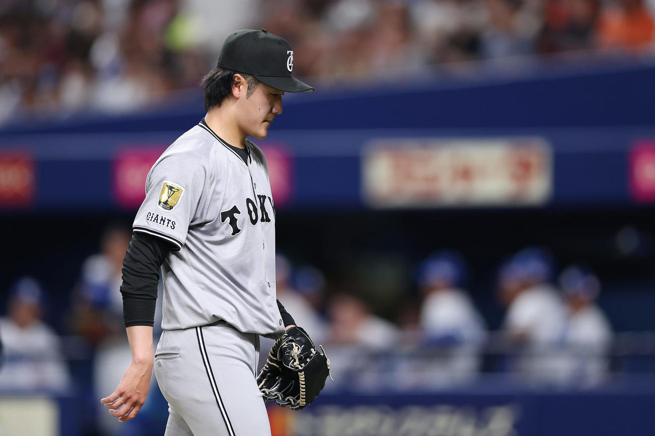 中日対巨人　4回裏、中日に逆転を許した巨人西舘（撮影・前田充）