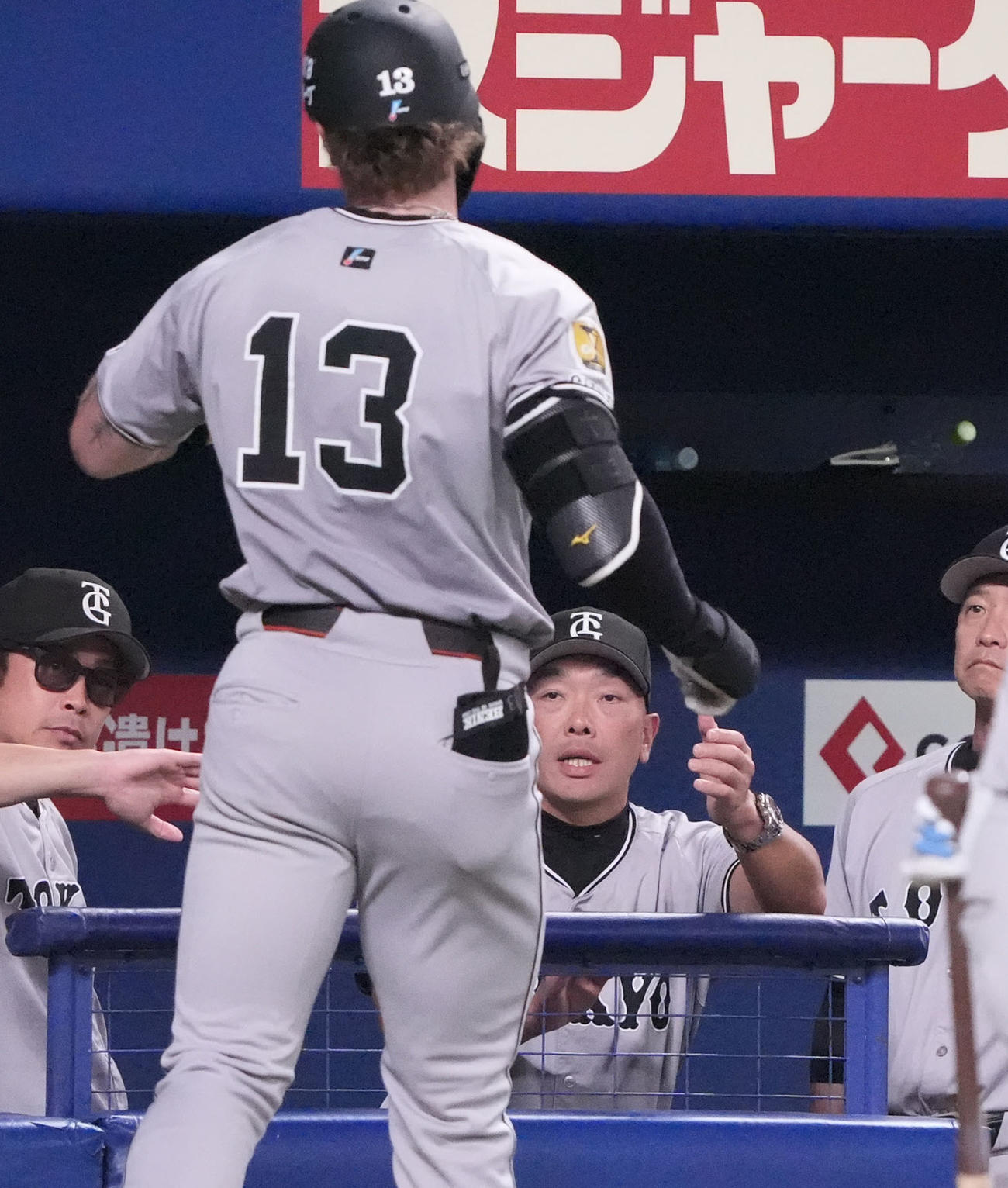 中日対巨人　6回表巨人1死一塁、阿部監督（右）は右越え2点本塁打を放ったキャベッジを迎える（撮影・森本幸一）