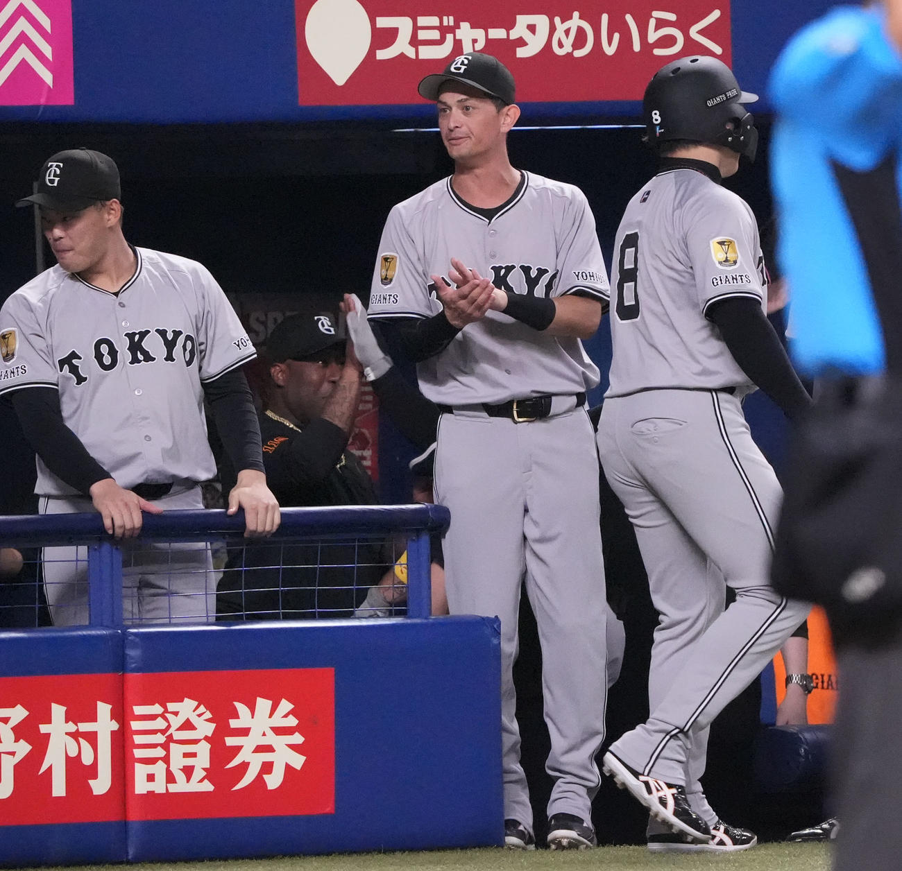 中日対巨人　1回表巨人1死一、二塁、乙坂（中央）は3点本塁打を放ったキャベッジらを迎える（撮影・森本幸一）