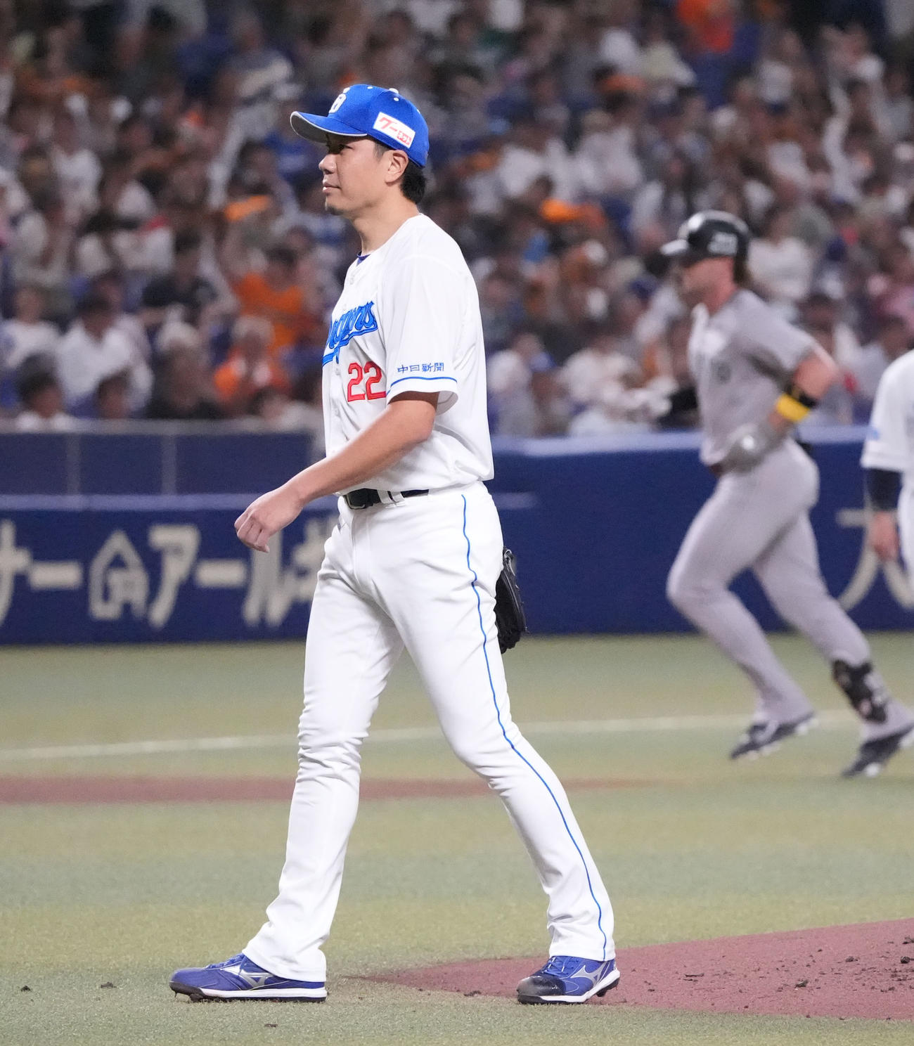 中日対巨人　1回表巨人1死一、二塁、大野（左）はキャベッジに3点本塁打を打たれる（撮影・森本幸一）