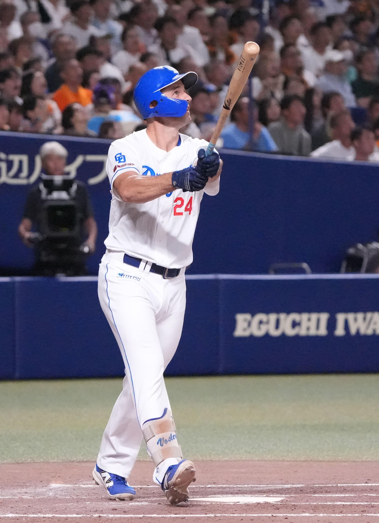 中日対巨人　4回裏中日1死一、二塁、右越え3点本塁打を放つボスラー（撮影・森本幸一）