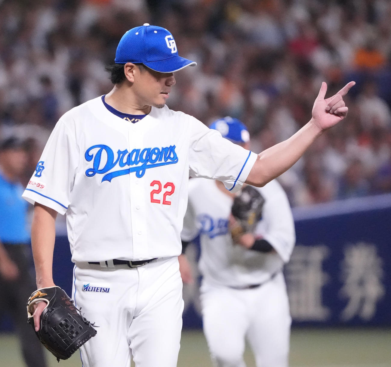 中日対巨人　6回表終了、野手に合図を送りベンチへ戻る大野（撮影・森本幸一）