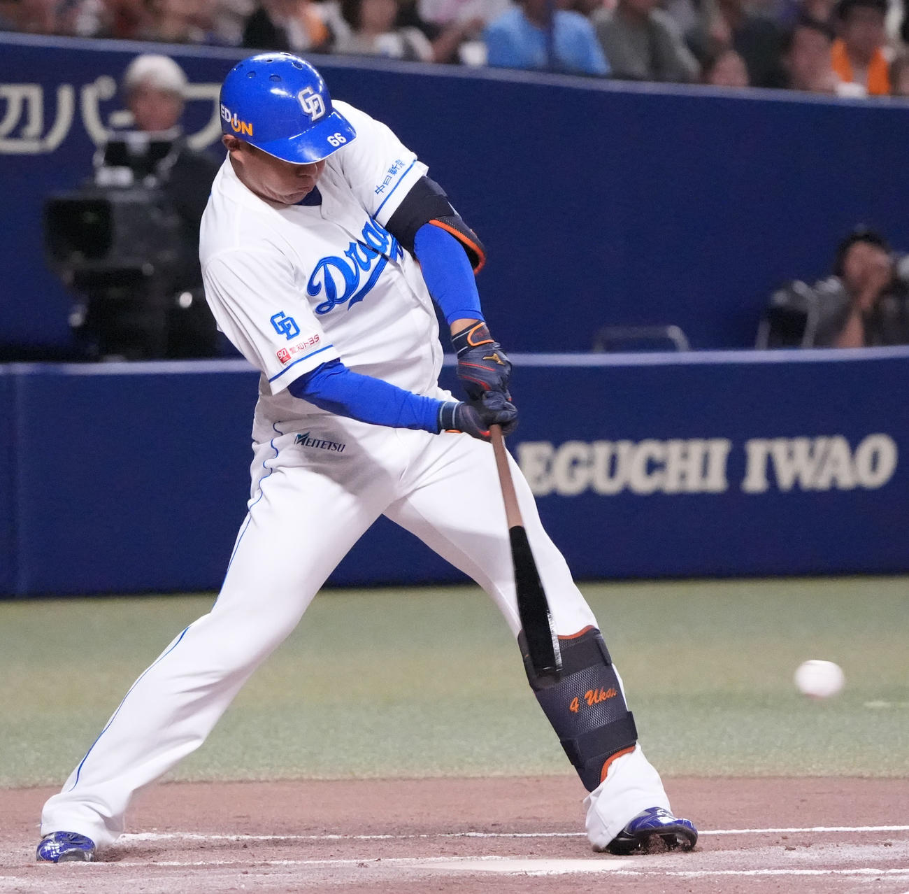 中日対巨人　6回裏中日1死一、二塁、中前適時打を放つ鵜飼（撮影・森本幸一）