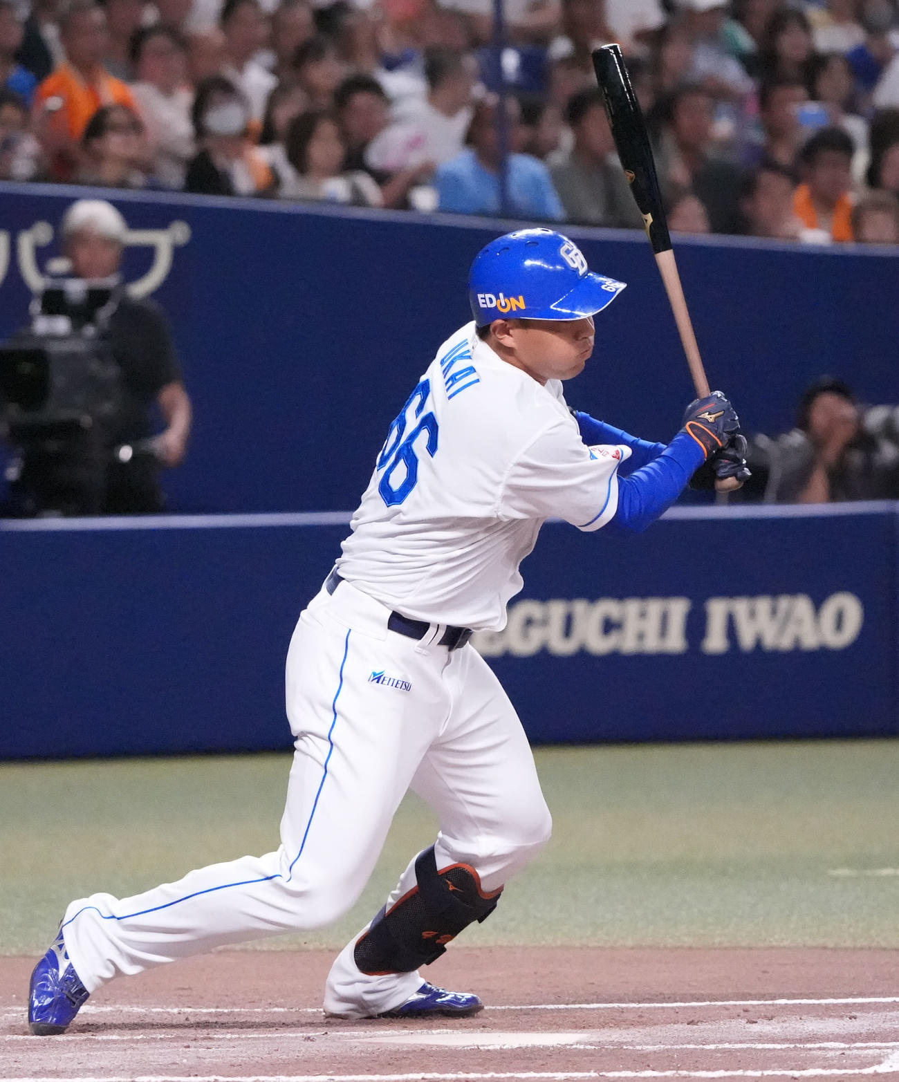 中日対巨人　6回裏中日1死一、二塁、中前適時打を放つ鵜飼（撮影・森本幸一）