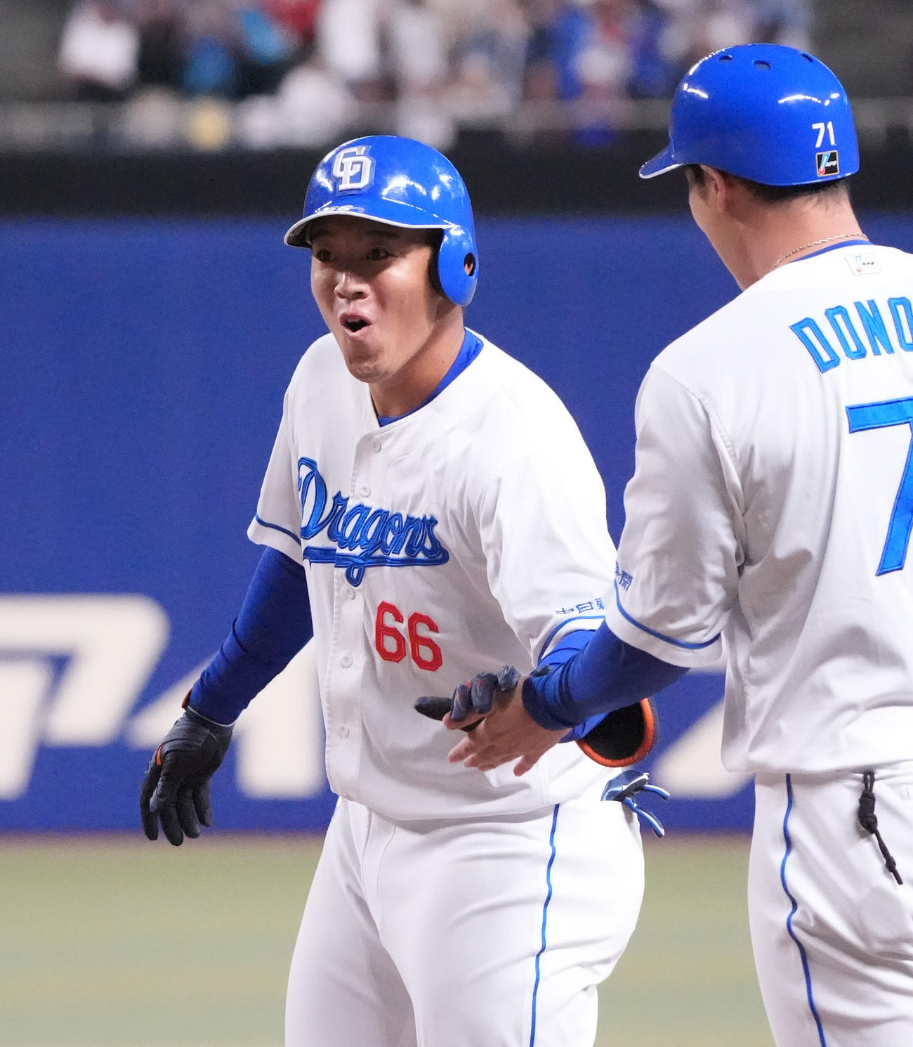 中日対巨人　6回裏中日1死一、二塁、鵜飼（左）は中前適時打を放ち明るい表情を見せる（撮影・森本幸一）
