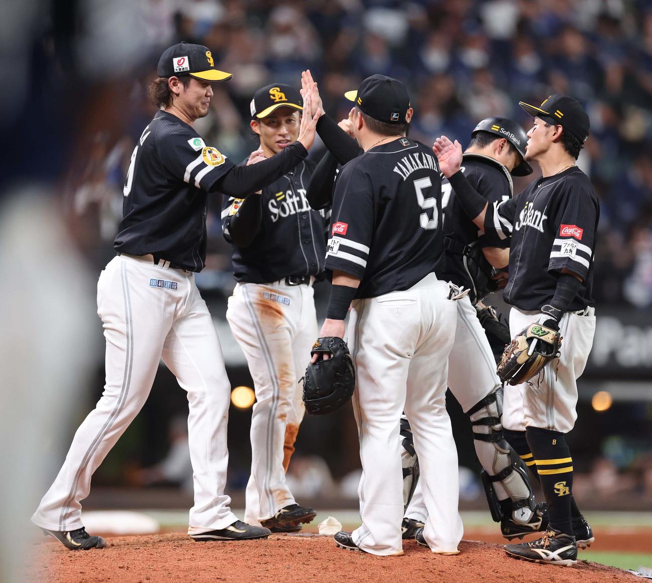 日本ハム対ソフトバンク　今季初の首位に浮上し試合後、マウンドでタッチするソフトバンクナイン（撮影・黒川智章）