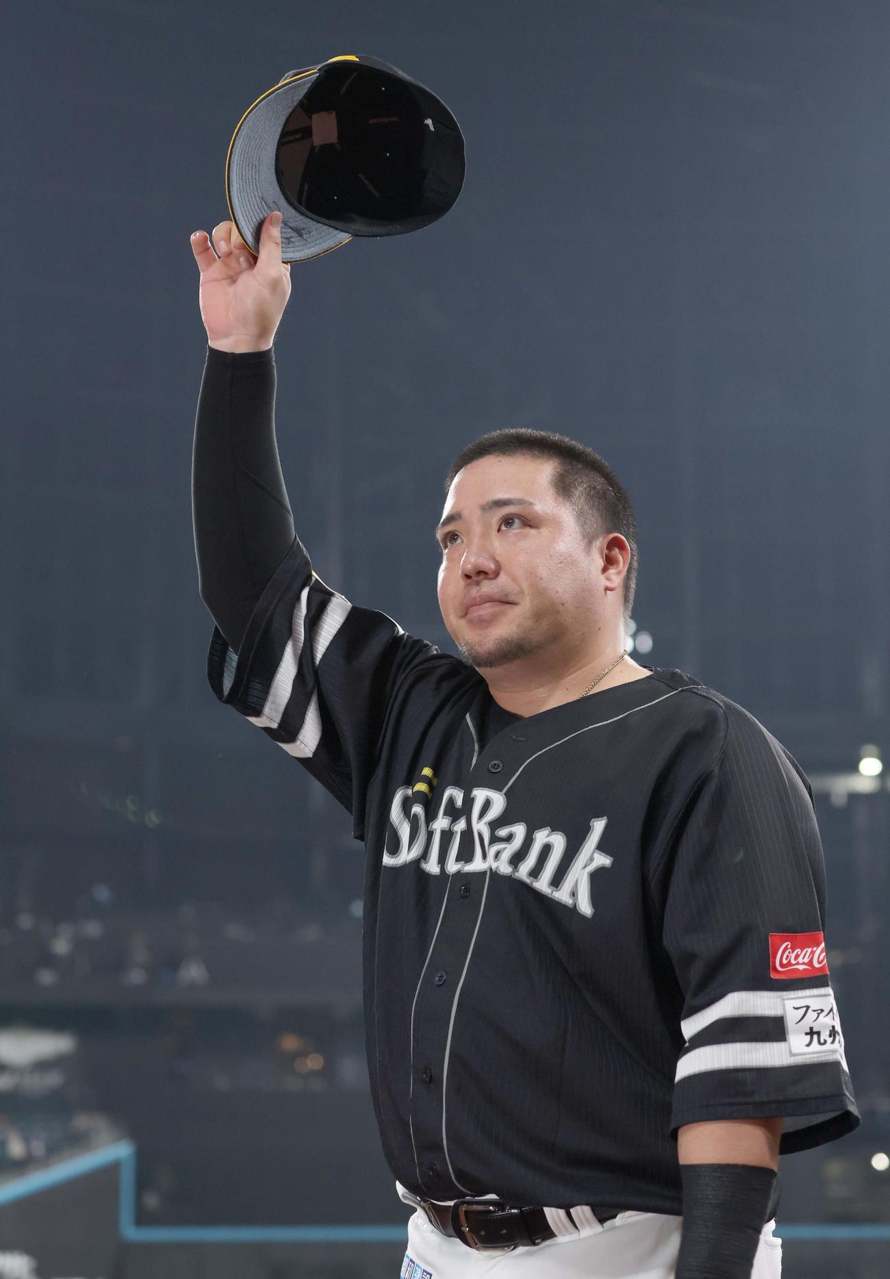 日本ハム対ソフトバンク　試合後、スタンドの声援に応える山川（撮影・黒川智章）