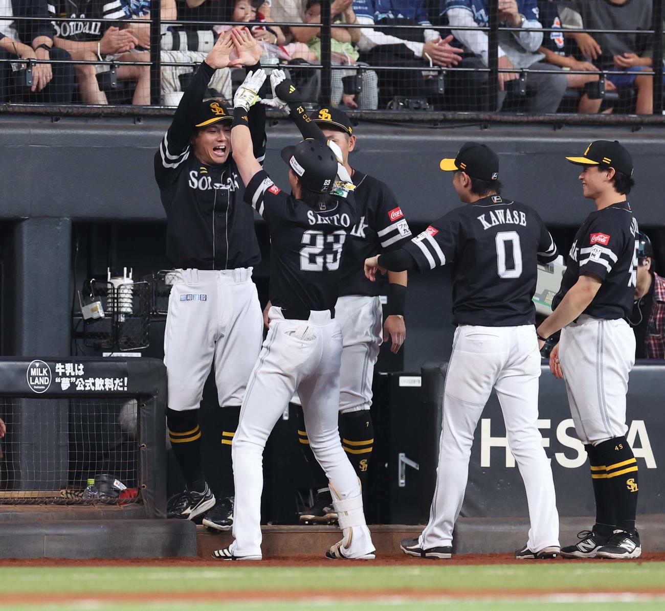 日本ハム対ソフトバンク　1回表、本塁打を放った周東を出迎えるナイン（撮影・黒川智章）