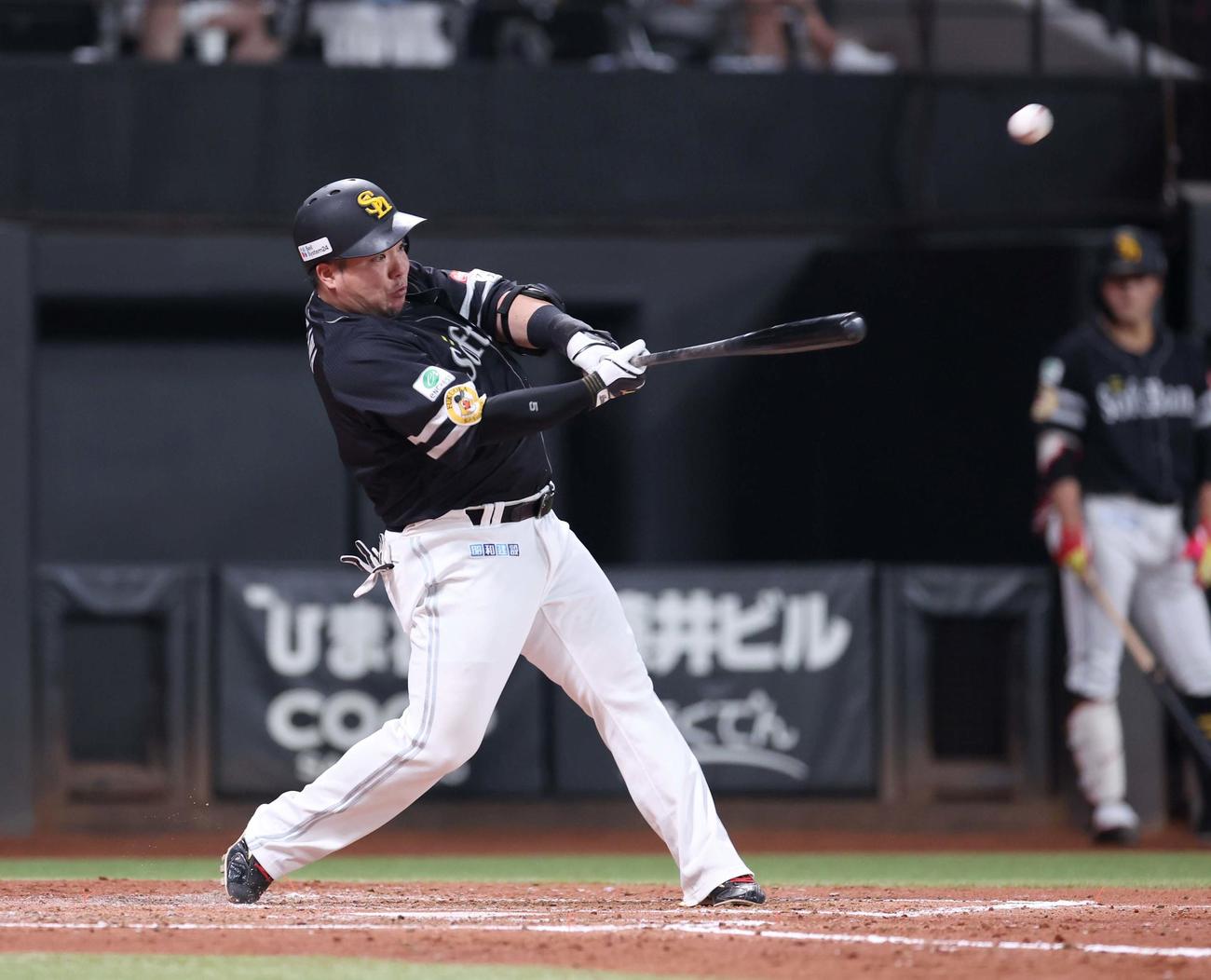 日本ハム対ソフトバンク　4回表ソフトバンク1死一、二塁、左越え3点本塁打を放つ山川（撮影・黒川智章）