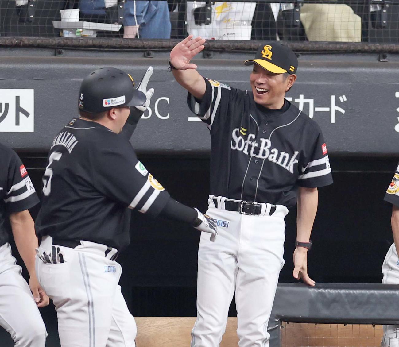 日本ハム対ソフトバンク　4回表、3点本塁打を放った山川を出迎える小久保監督（撮影・黒川智章）