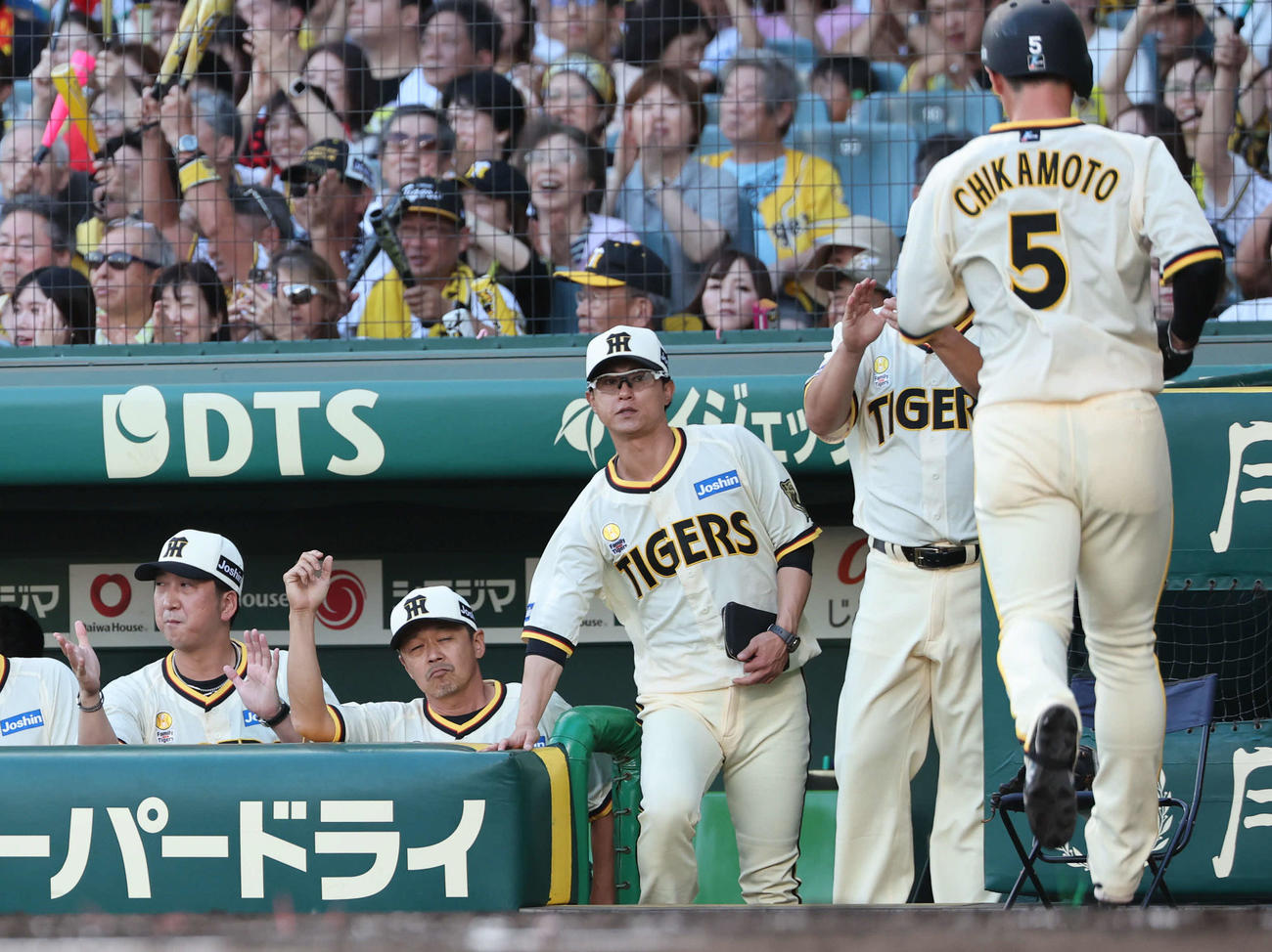 阪神対広島　1回裏阪神2死一、二塁、大山の適時打にベンチで拍手する阪神藤川監督（左）