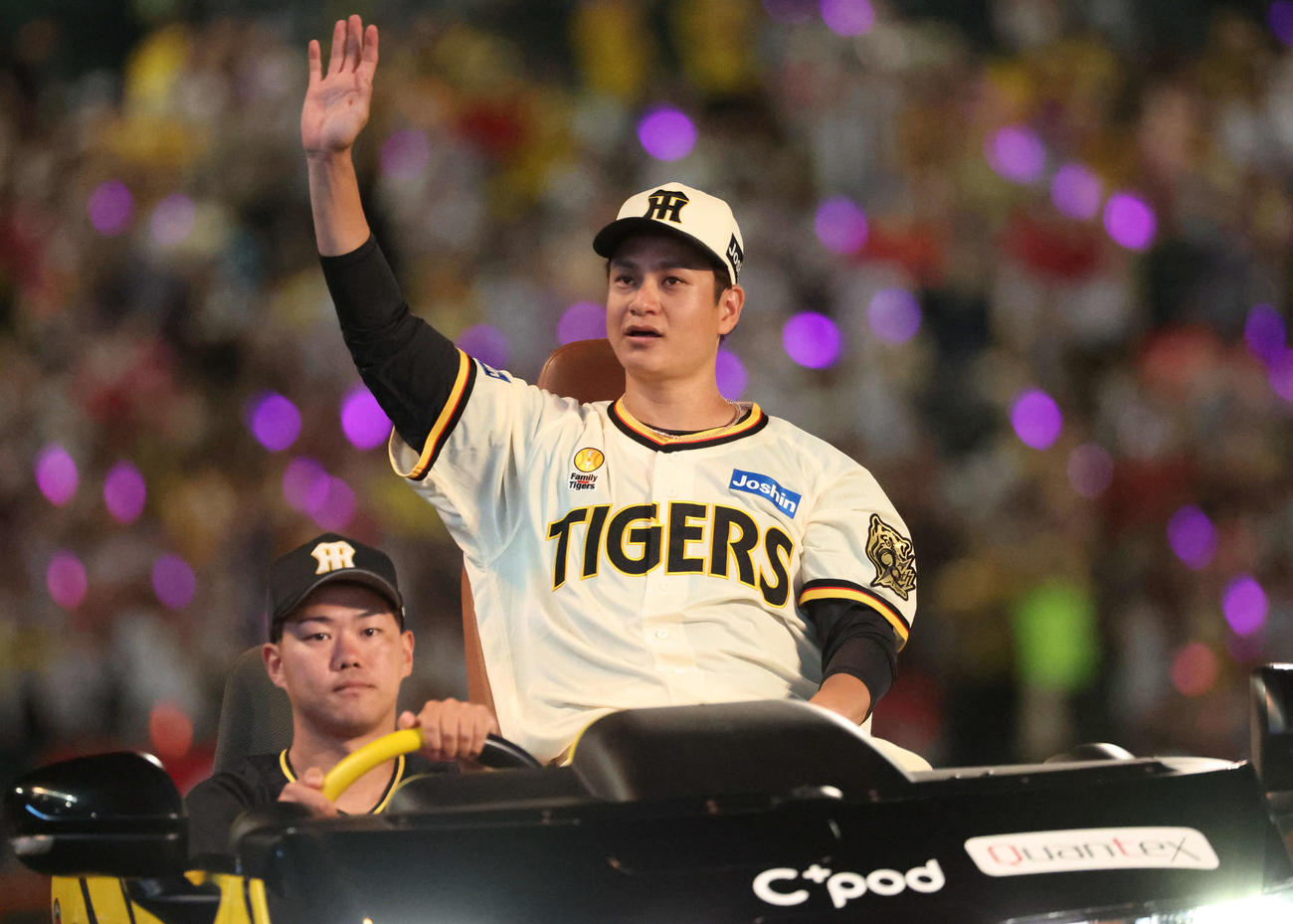 阪神対広島　6勝目のの阪神大竹は場内1周でファンに手を振る（撮影・西尾就之）