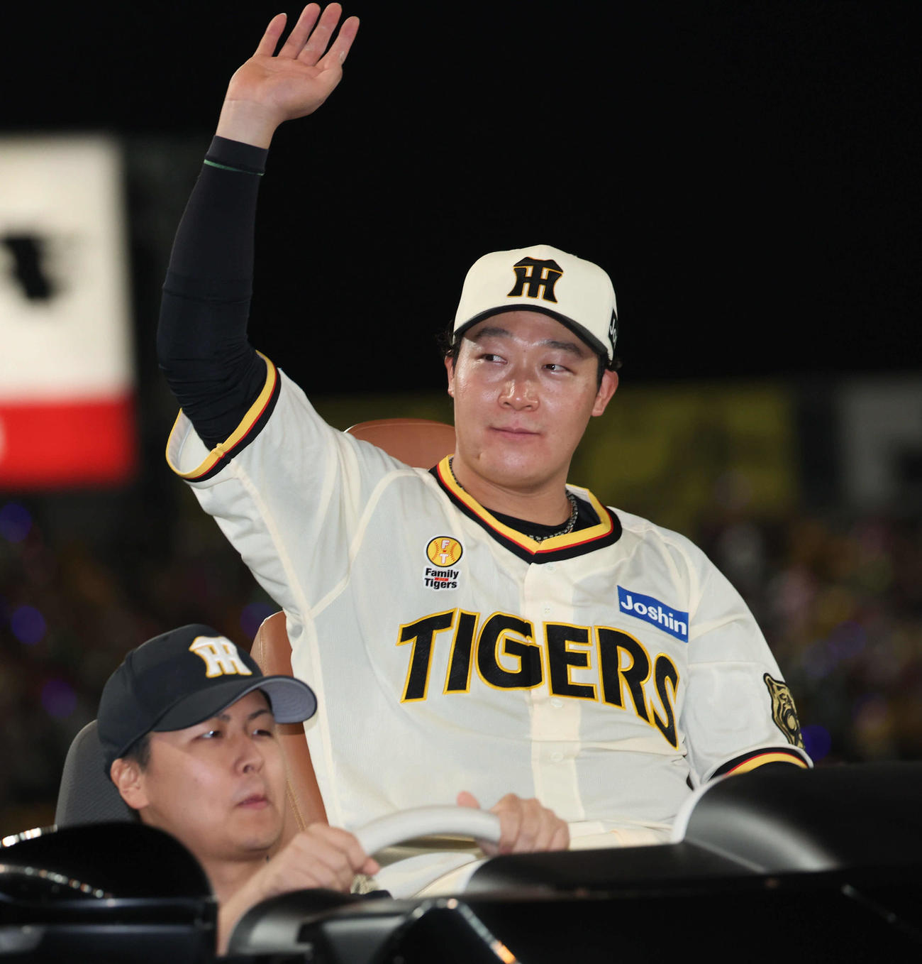 阪神対広島　決勝打の阪神大山は場内1周でファンに手を振る（撮影・西尾就之）