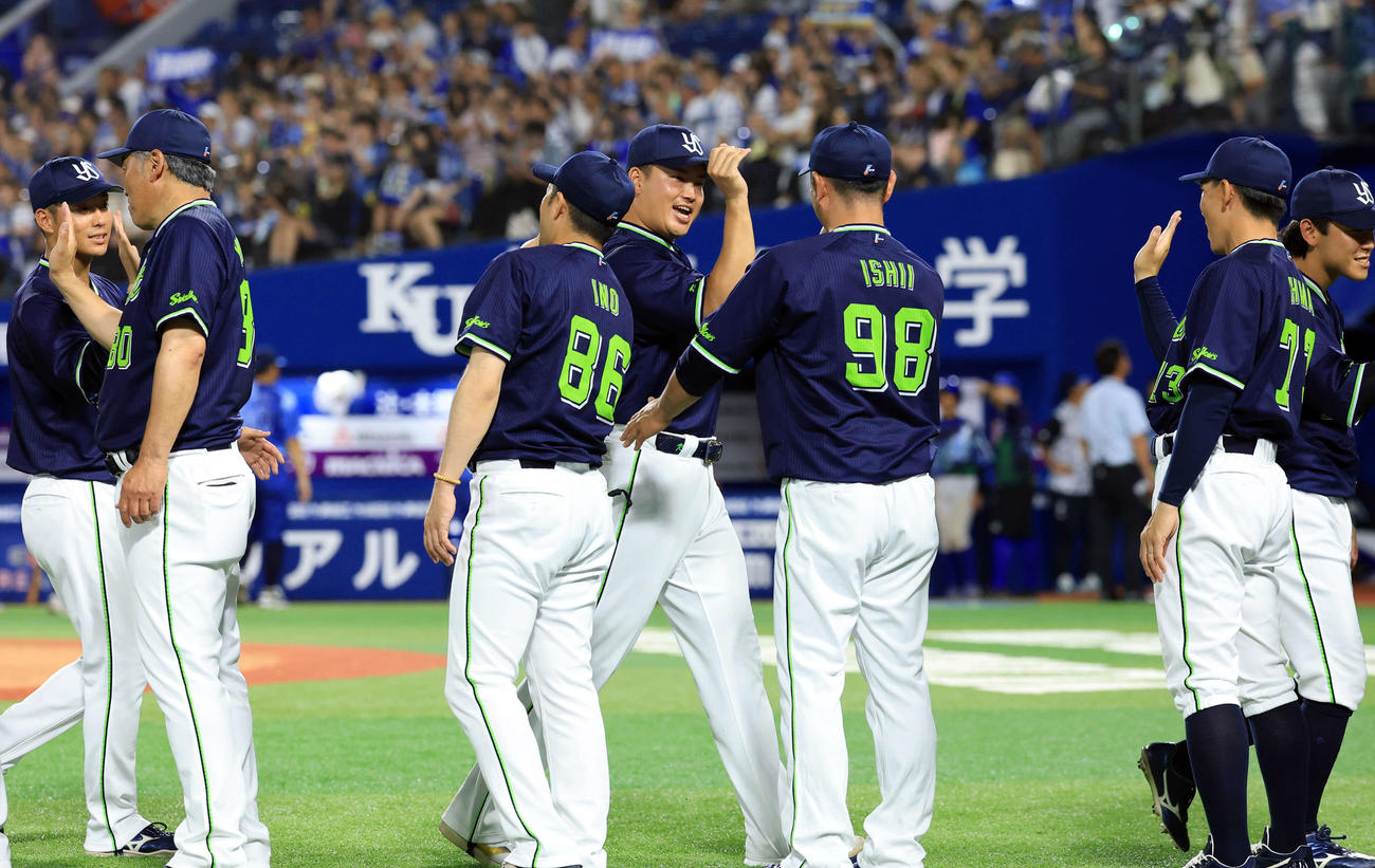 DeNA対ヤクルト　7連勝を飾り、笑顔でハイタッチする村上（中央）らヤクルトの選手たち（撮影・浅見桂子）