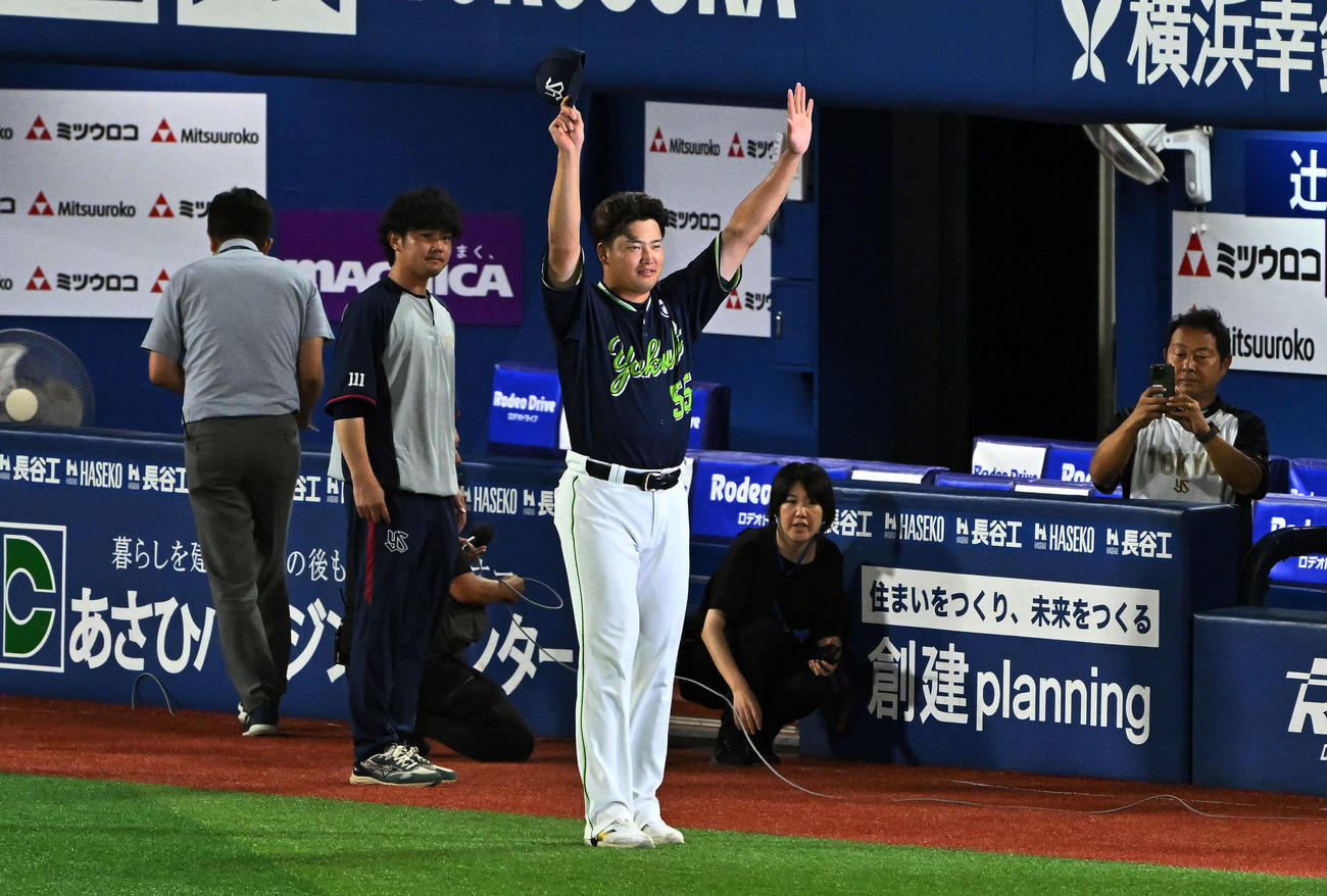 DeNA対ヤクルト　ヒーローインタビューを終えファンの祝福に応じるヤクルト村上（撮影・滝沢徹郎）　