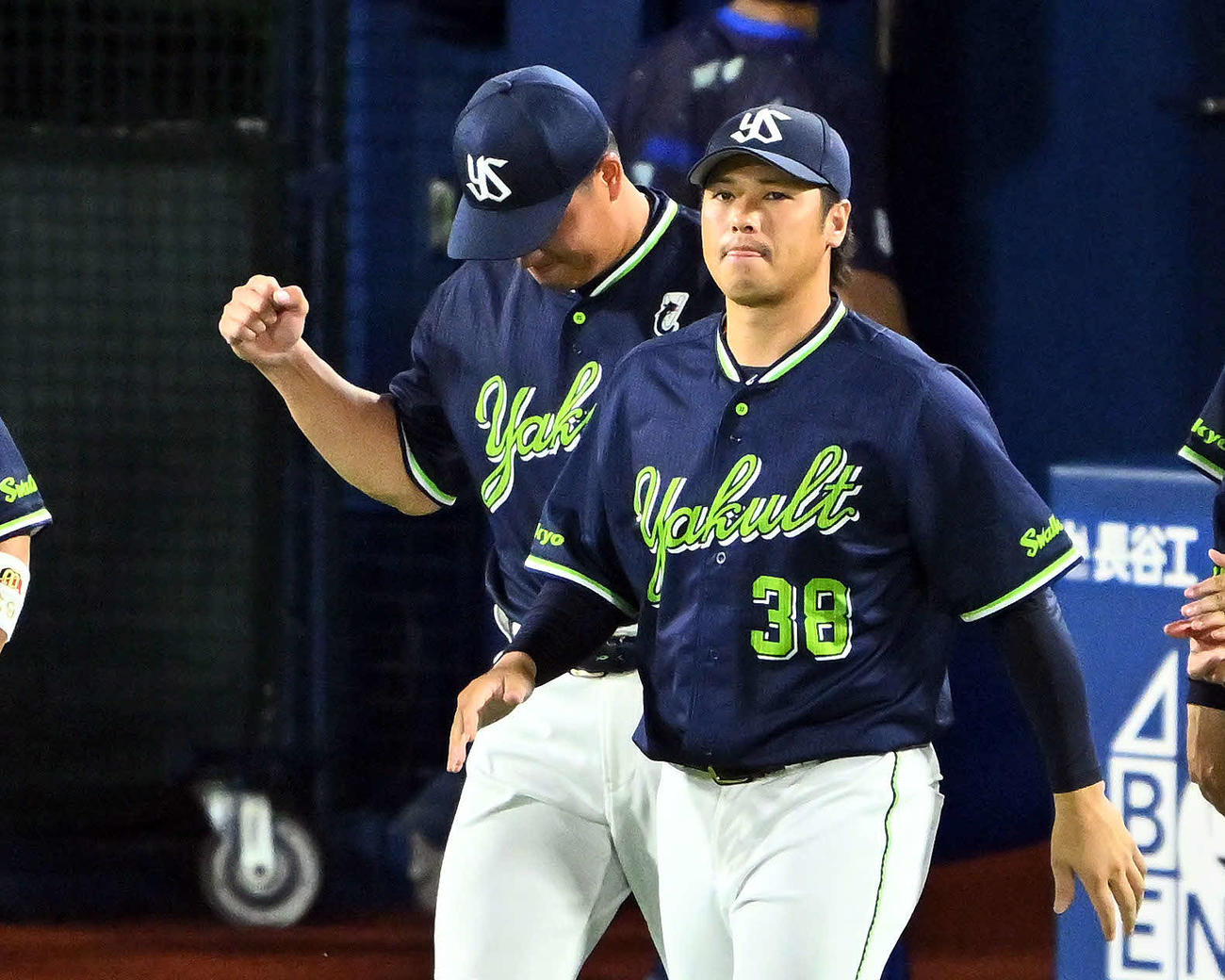 DeNA対ヤクルト　試合に勝利しガッツポーズするヤクルト村上。手前は北村（撮影・滝沢徹郎）　