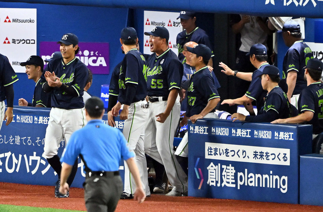 DeNA対ヤクルト　試合に勝利し笑顔を見せるヤクルト村上（中央）（撮影・滝沢徹郎）　