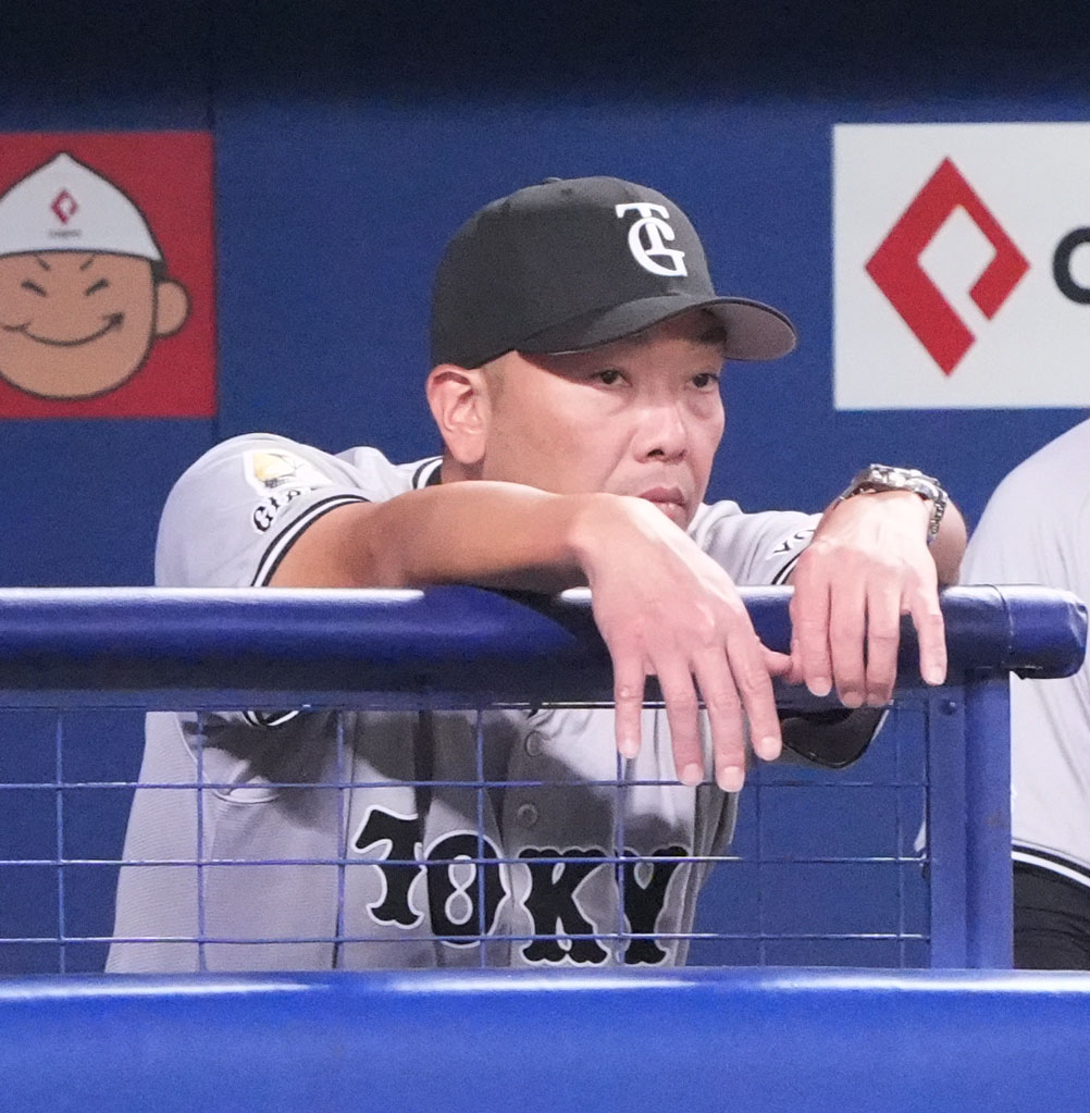 中日対巨人　6回裏、ベンチから試合を見つめる阿部監督（撮影・森本幸一）