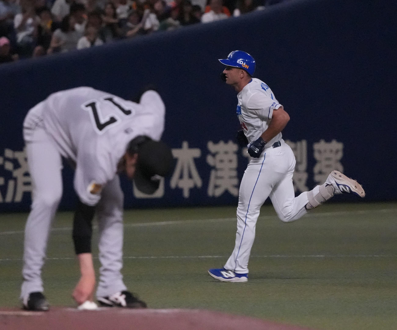 中日対巨人　4回裏中日1死一、二塁、ボスラー（右）は右越え3点本塁打を放ちダイヤモンドをまわる（撮影・森本幸一）