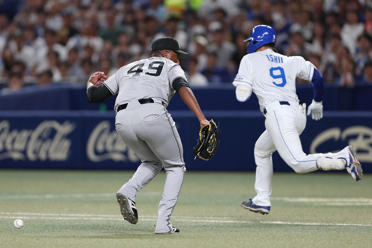 中日対巨人　6回裏中日1死一、三塁、石伊（右）のスクイズを処理できず、適時失策となるバルドナード（撮影・前田充）