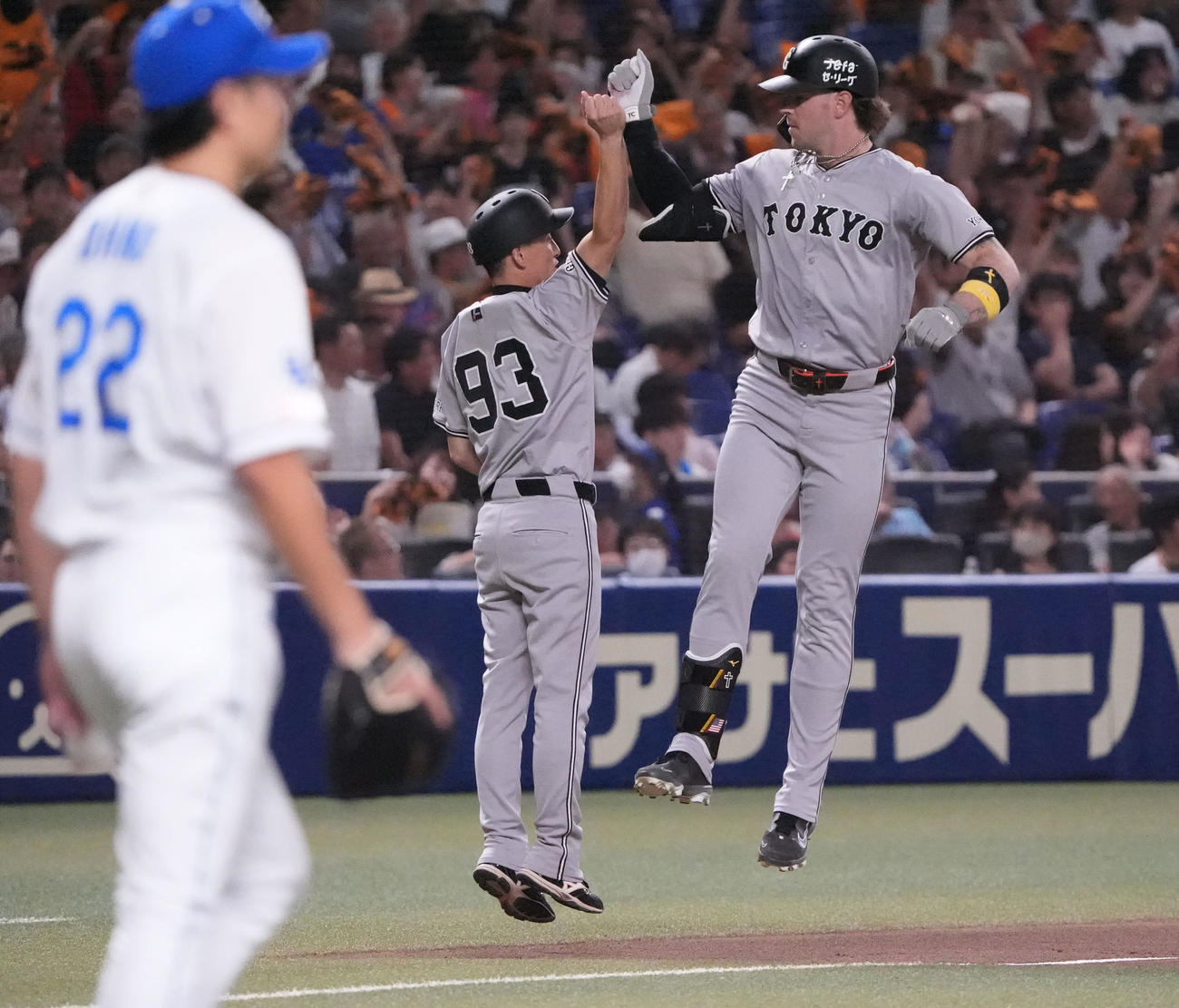 中日対巨人　6回表巨人1死一塁、キャベッジ（右）は右越え2点本塁打を放ちダイヤモンドをまわる（撮影・森本幸一）