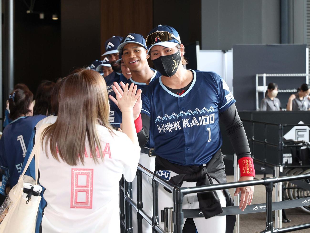 日本ハム対ソフトバンク　観客をウエルカムハイタッチで迎える新庄監督（撮影・黒川智章）