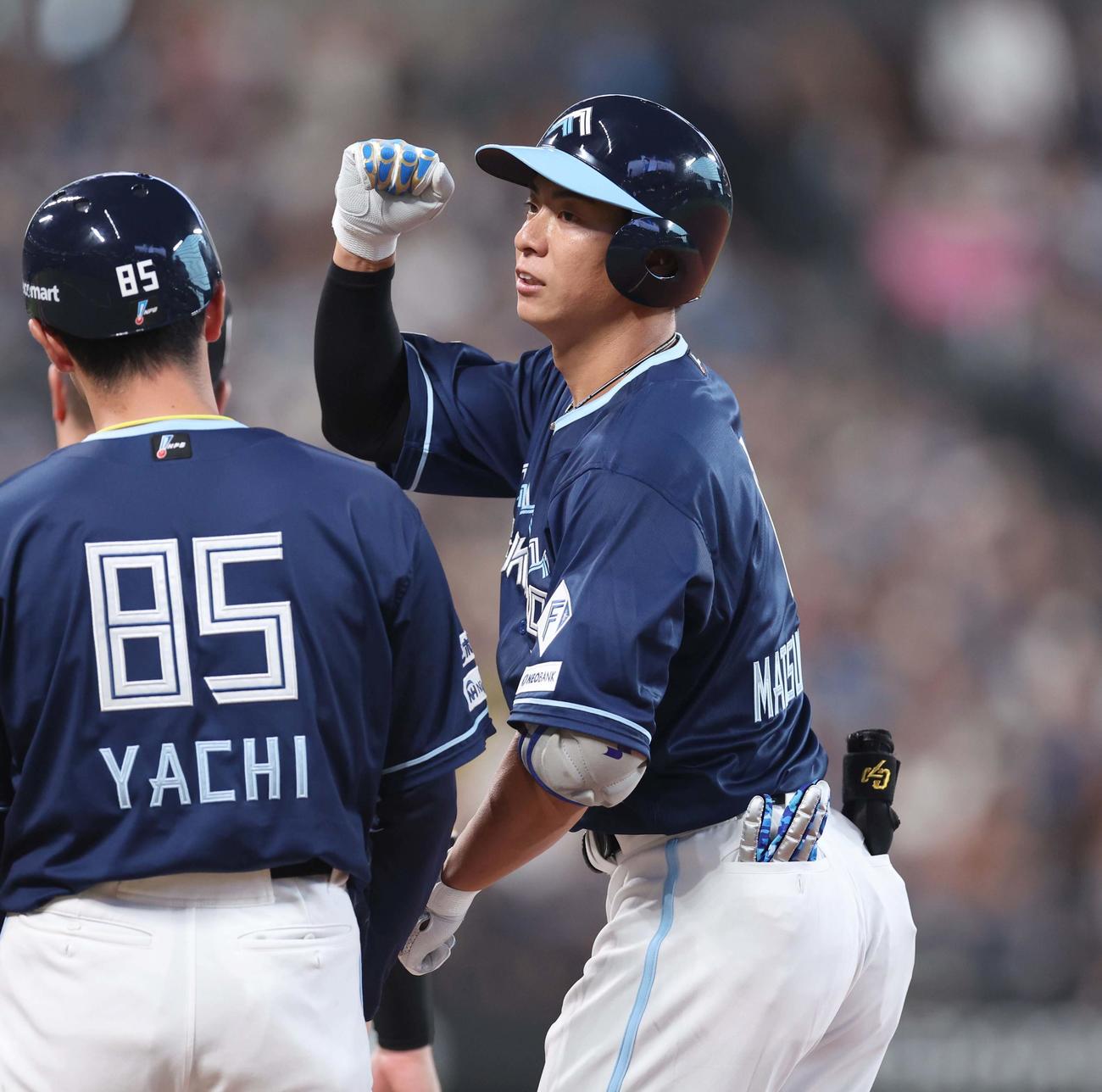 日本ハム対ソフトバンク　1回裏日本ハム1死、左前打を放ちガッツポーズの松本剛（撮影・黒川智章）