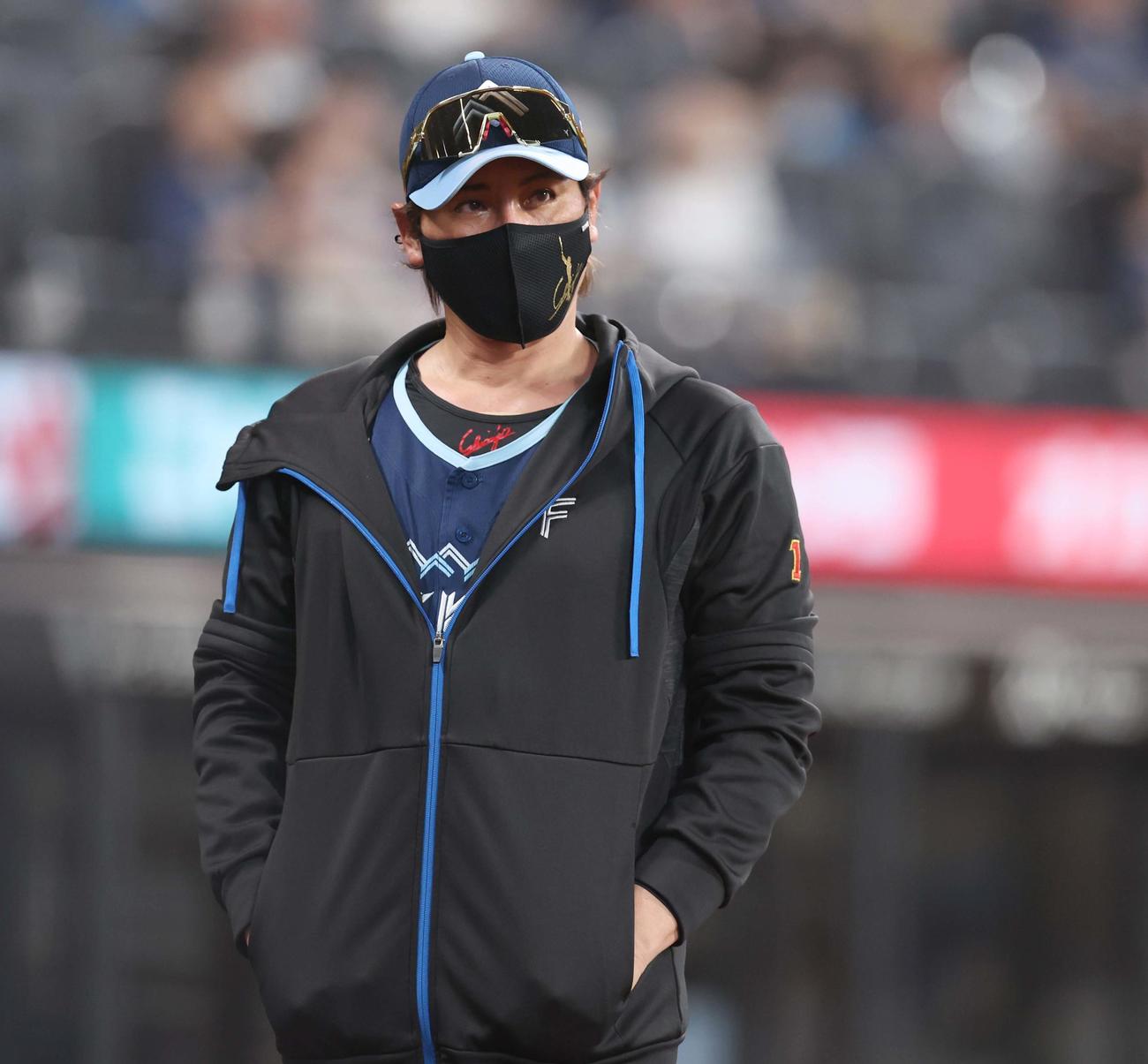 日本ハム対ソフトバンク　選手交代を告げる新庄監督（撮影・黒川智章）