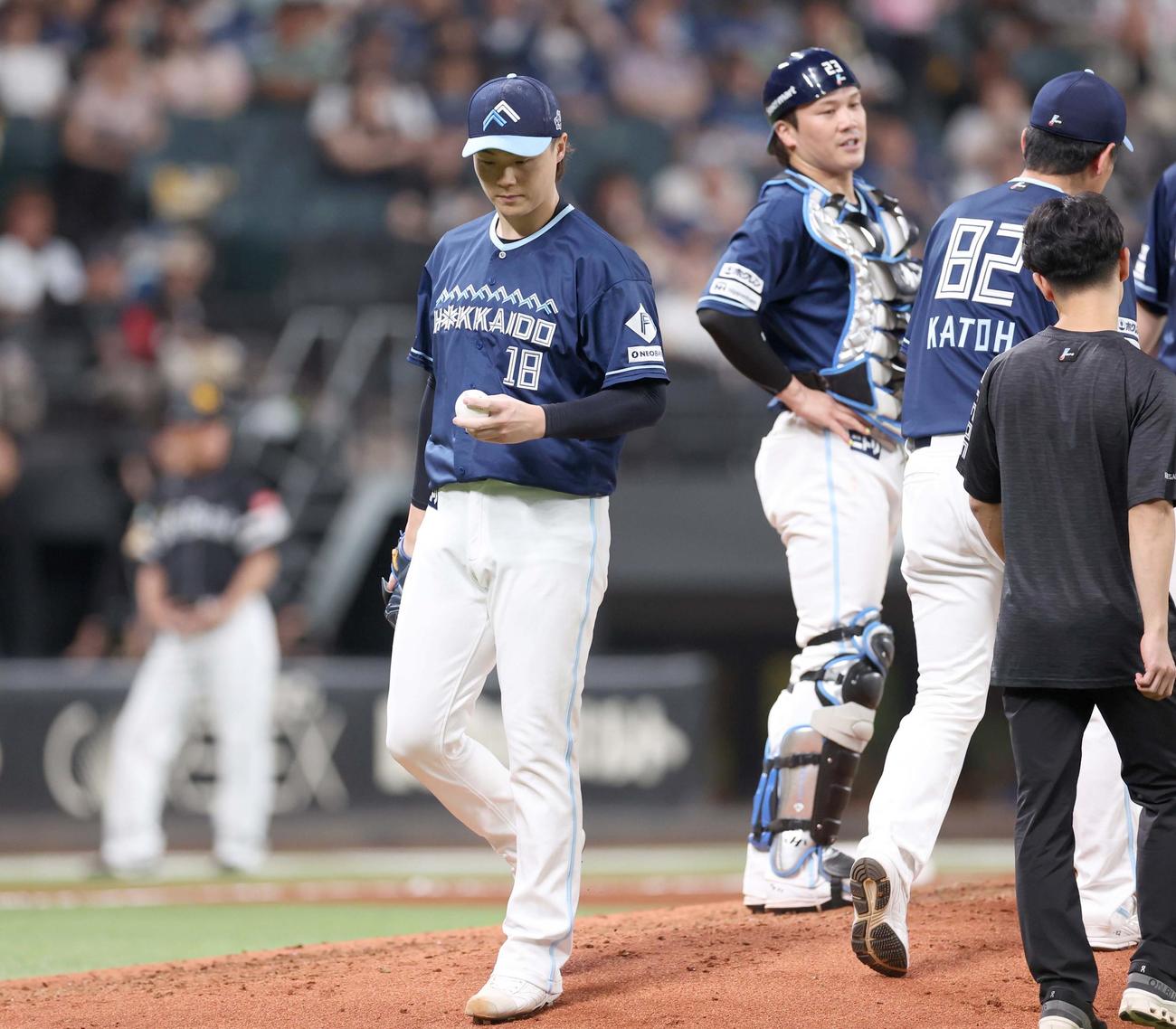 日本ハム対ソフトバンク　6回途中降板する山崎（撮影・黒川智章）