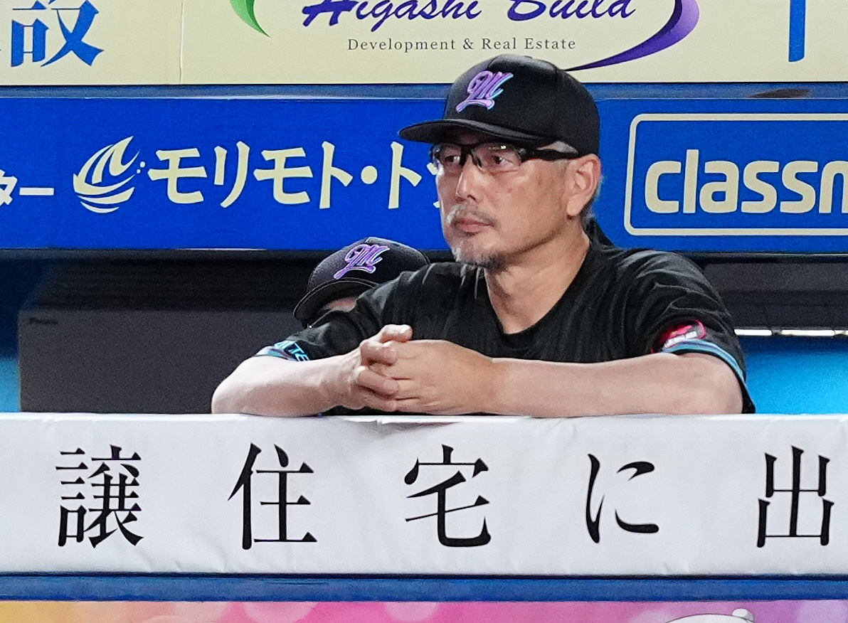 ロッテ対楽天　ベンチから試合を見るロッテ吉井監督（撮影・鈴木みどり）