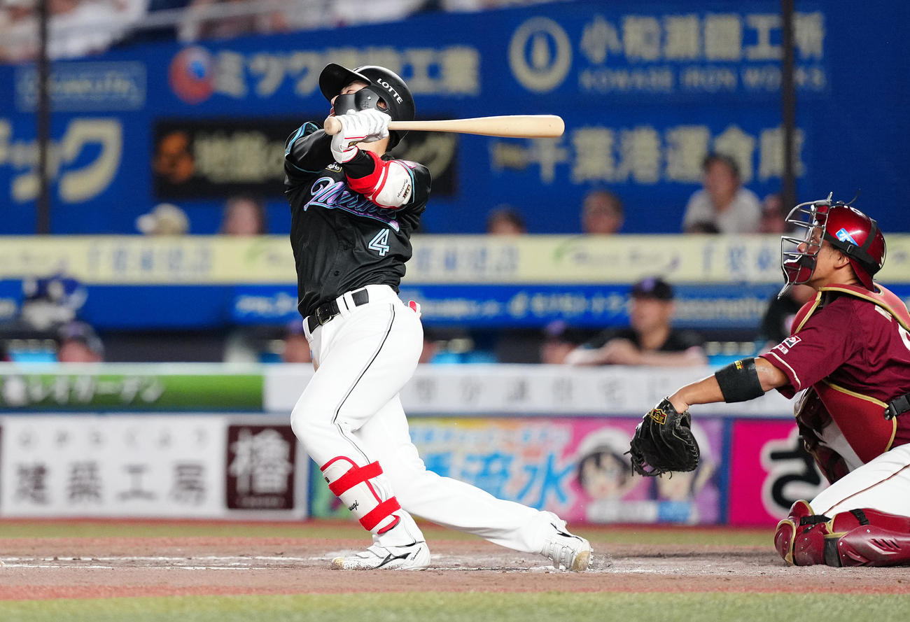 ロッテ対楽天　7回裏ロッテ2死二塁、右飛に倒れる友杉（撮影・鈴木みどり）