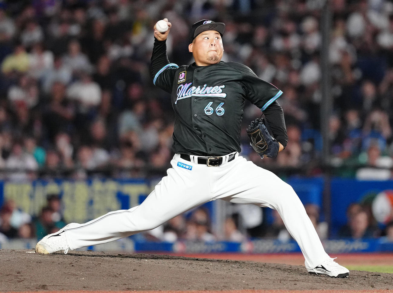 ロッテ対楽天　8回表から2番手で登板したロッテ沢田（撮影・鈴木みどり）