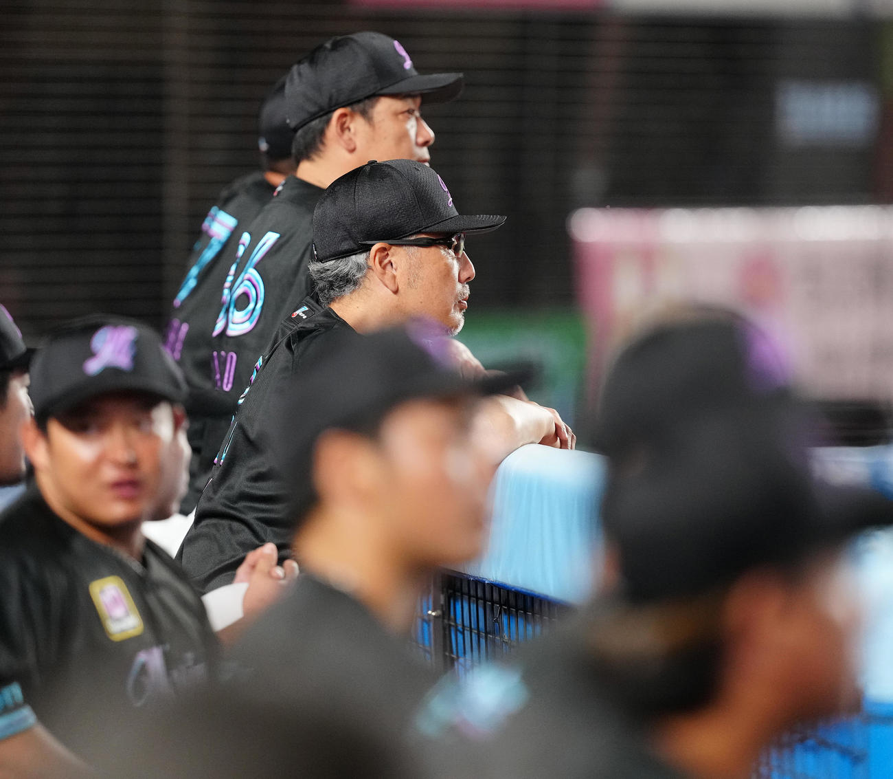 ロッテ対楽天　ベンチで浮かない表情のロッテ吉井監督（撮影・鈴木みどり）