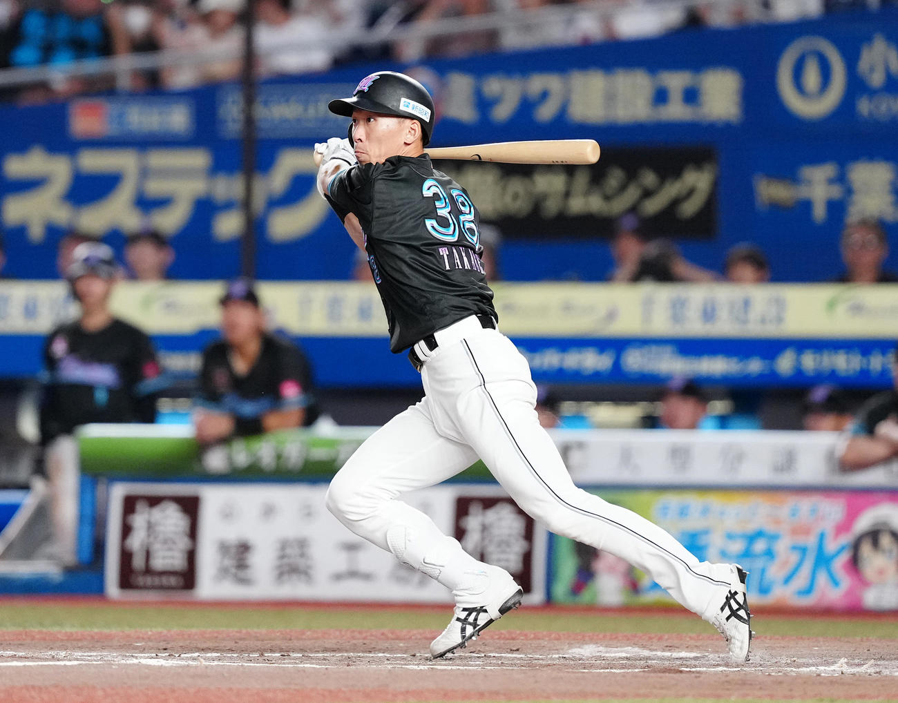 ロッテ対楽天　7回裏ロッテ1死二、三塁、左犠飛を放つ高部（撮影・鈴木みどり）