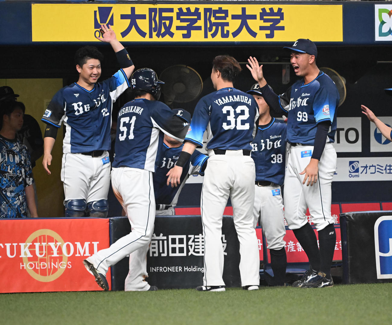 オリックス対西武　10回表西武1死満塁、打者外崎の時、才木が暴投、三塁走者西川が勝ち越しの生還を果たす（撮影・和賀正仁）
