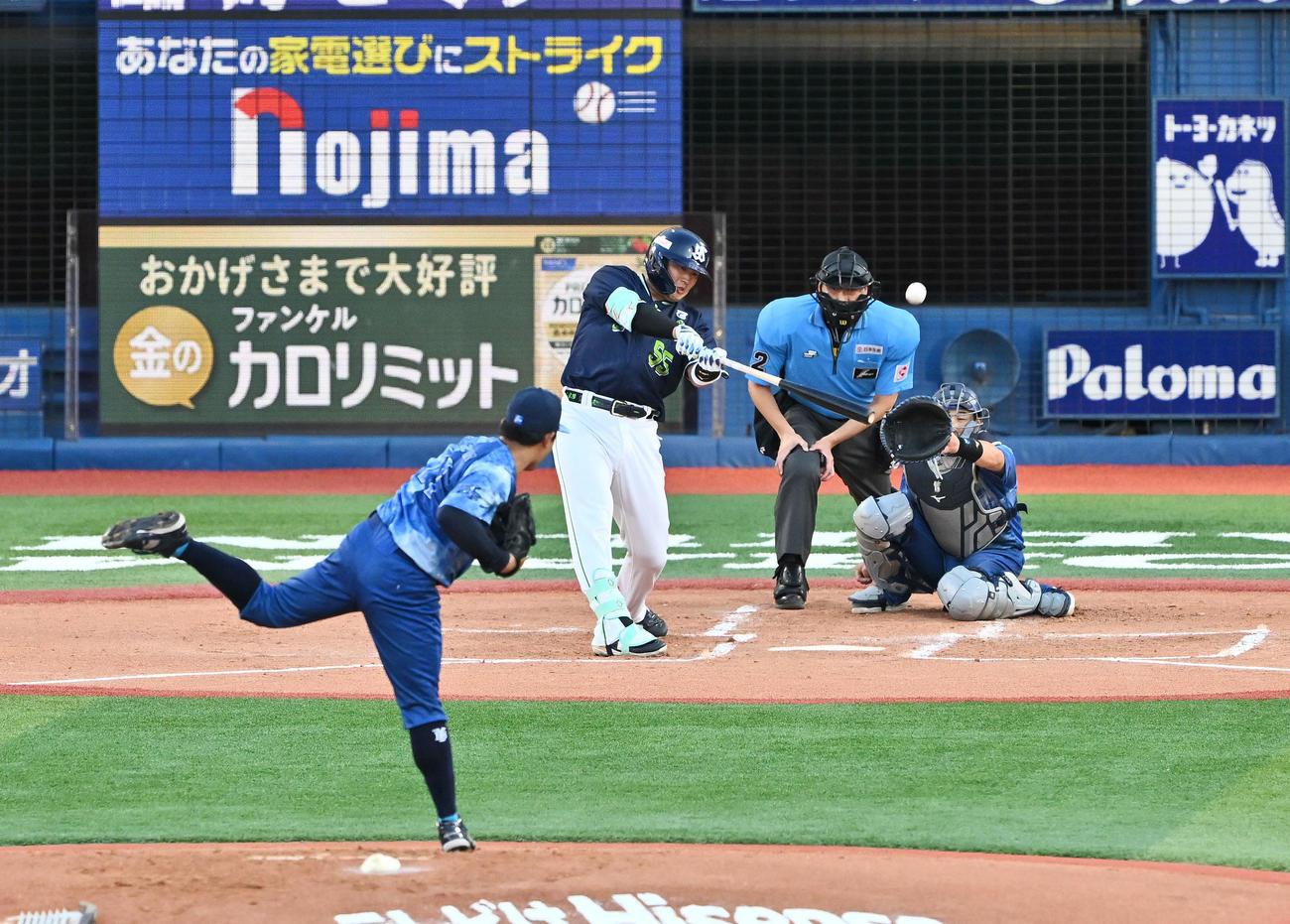 DeNA対ヤクルト　2回表ヤクルト無死、村上は左越え先制ソロ本塁打を放つ。投手東（撮影・滝沢徹郎）　