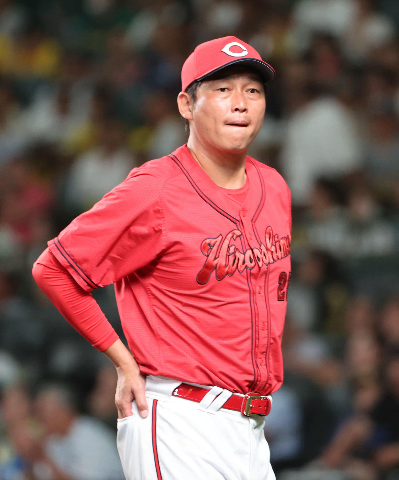 阪神対広島　8回の攻撃を終え、選手交代を告げ、ベンチに戻る広島新井監督（撮影・西尾就之）