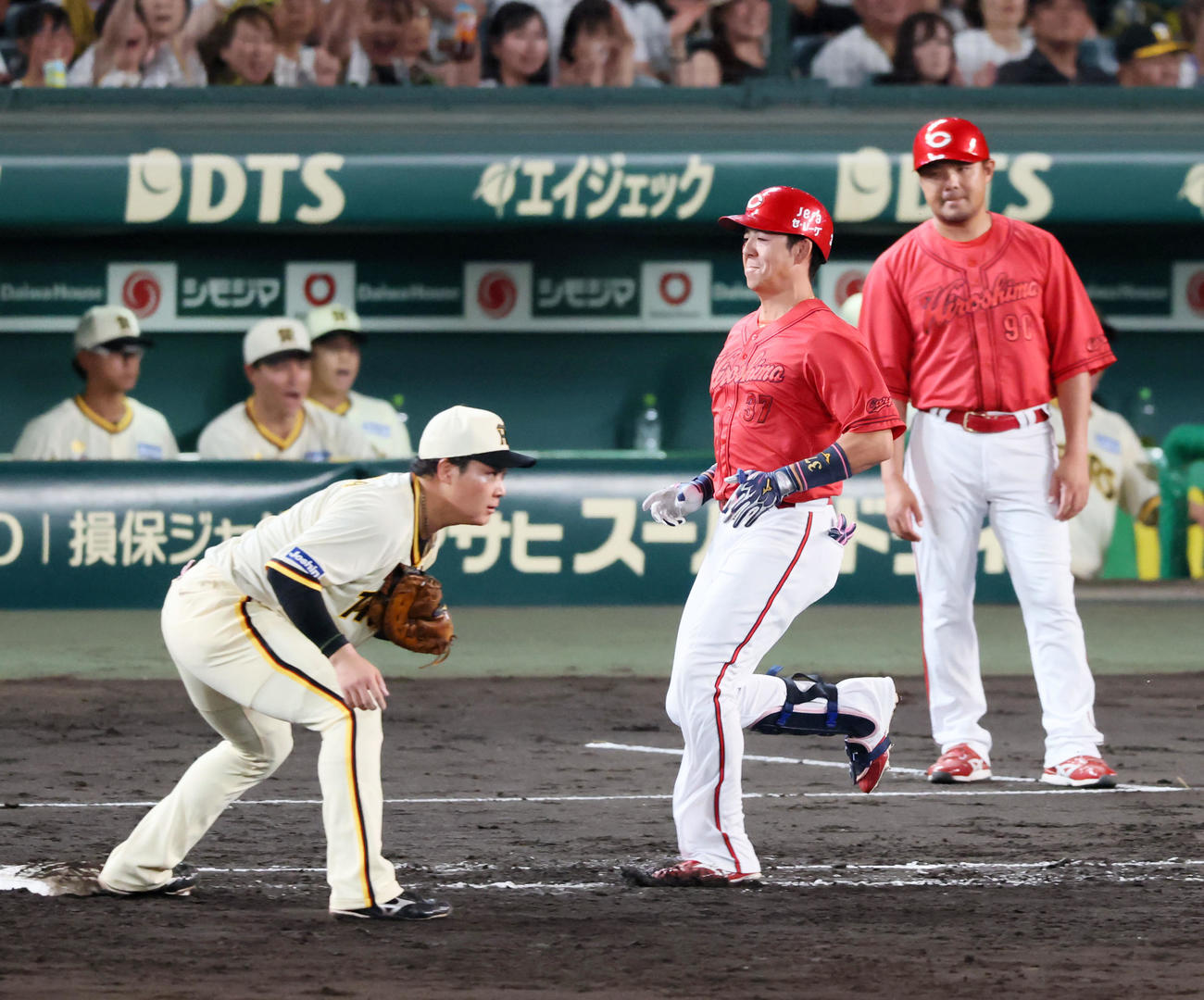 阪神対広島　7回表広島無死満塁、代打野間は投ゴロ併殺に倒れる。一塁手大山（撮影・加藤哉）