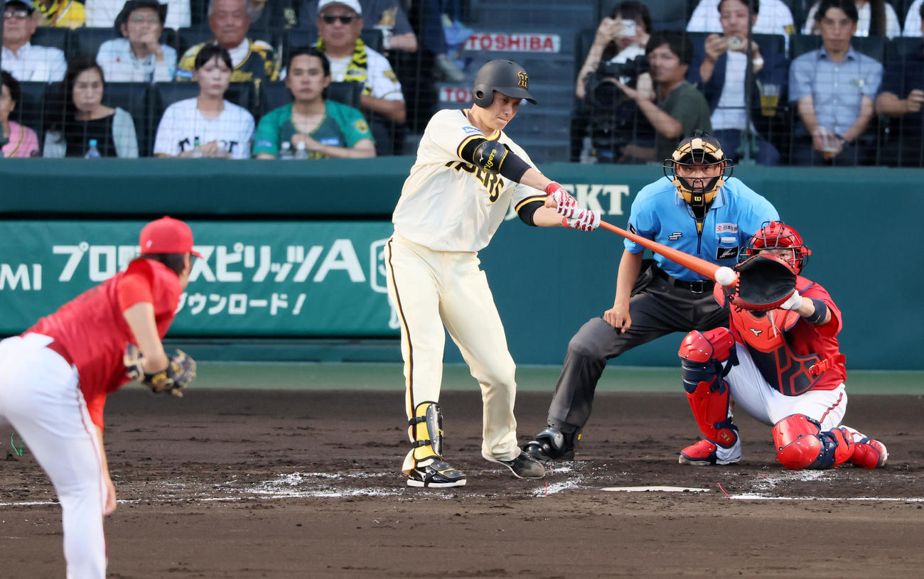 阪神対広島　2回裏阪神2死、大竹は左前打を放つ。投手床田（撮影・加藤哉）