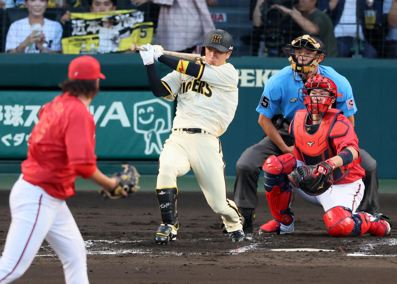 阪神対広島　2回裏阪神2死一塁、近本は右前打を放つ。投手床田（撮影・加藤哉）