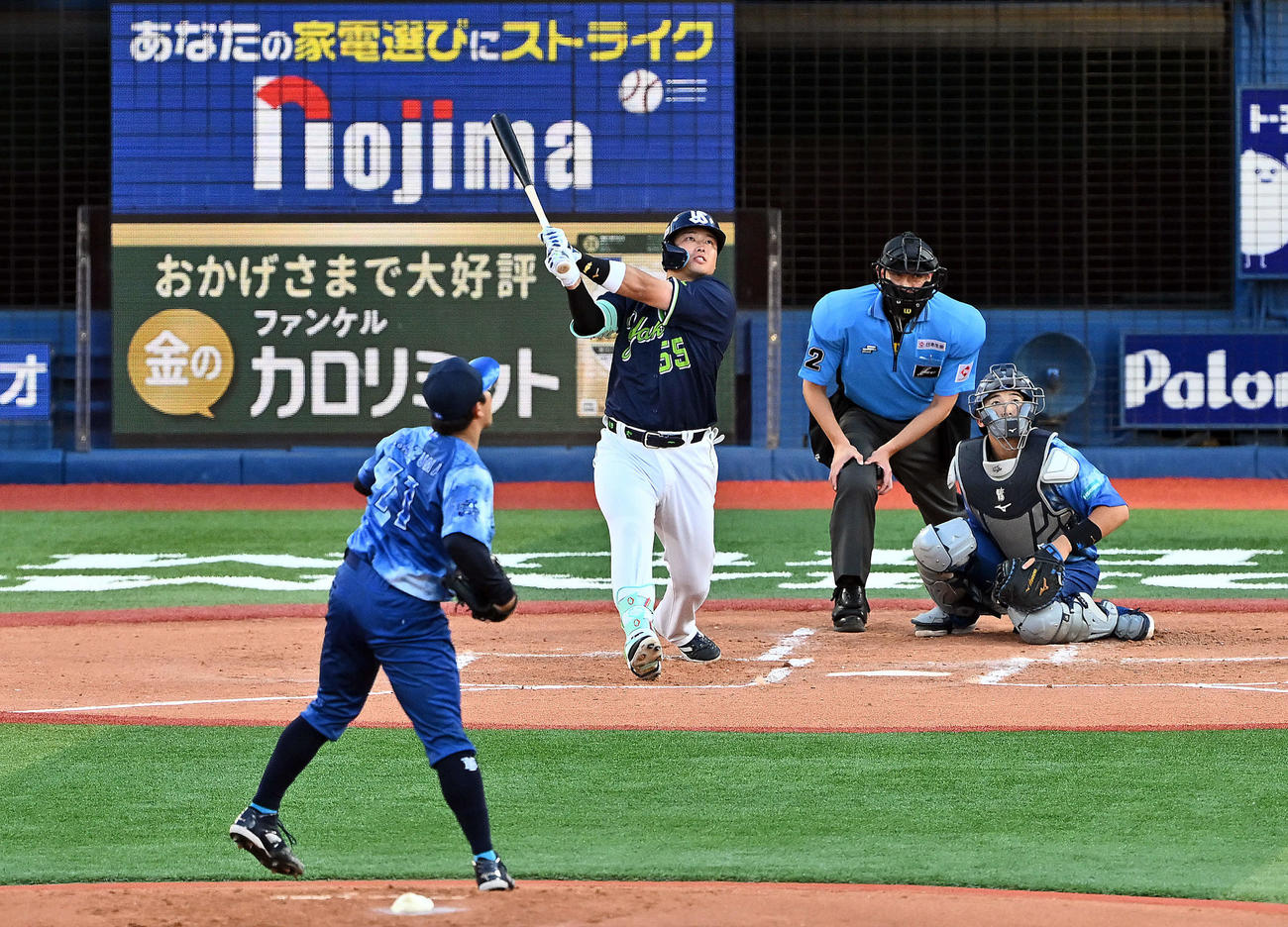 DeNA対ヤクルト　2回表ヤクルト無死、村上は左越え先制ソロ本塁打を放つ。投手東（撮影・滝沢徹郎）　