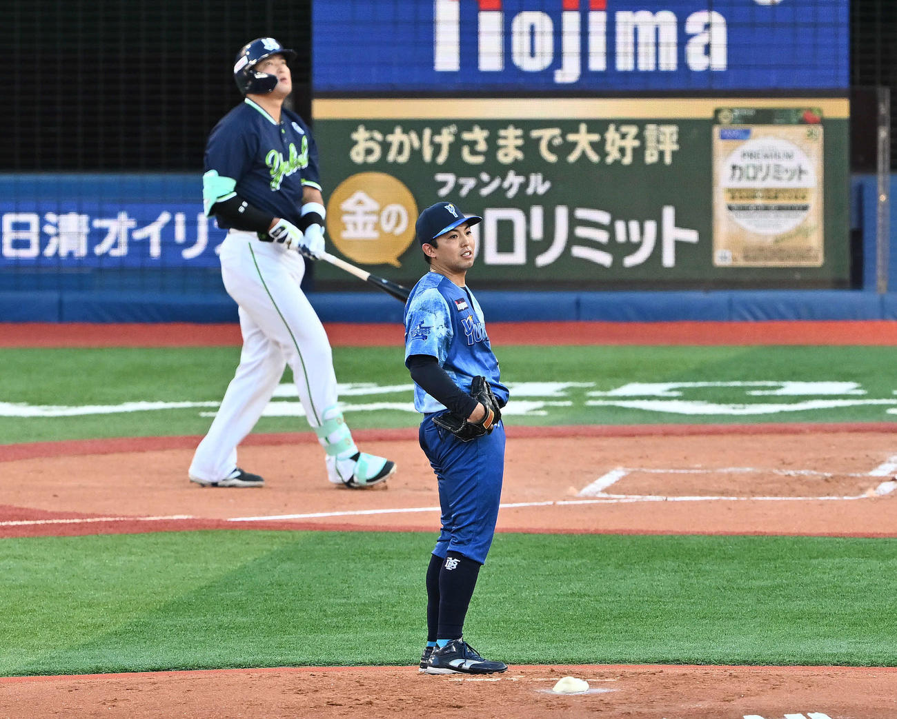 DeNA対ヤクルト　2回表ヤクルト無死、村上（後方）に先制ソロ本塁打を許す東（撮影・滝沢徹郎）　
