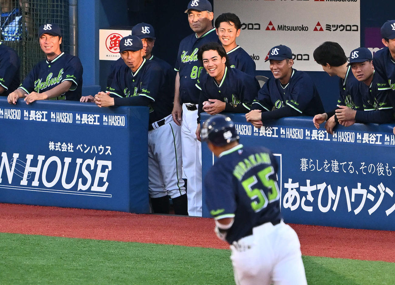 DeNA対ヤクルト　2回表ヤクルト無死、先制ソロ本塁打を放った村上（手前）を見守る高津監督（後方左）（撮影・滝沢徹郎）　