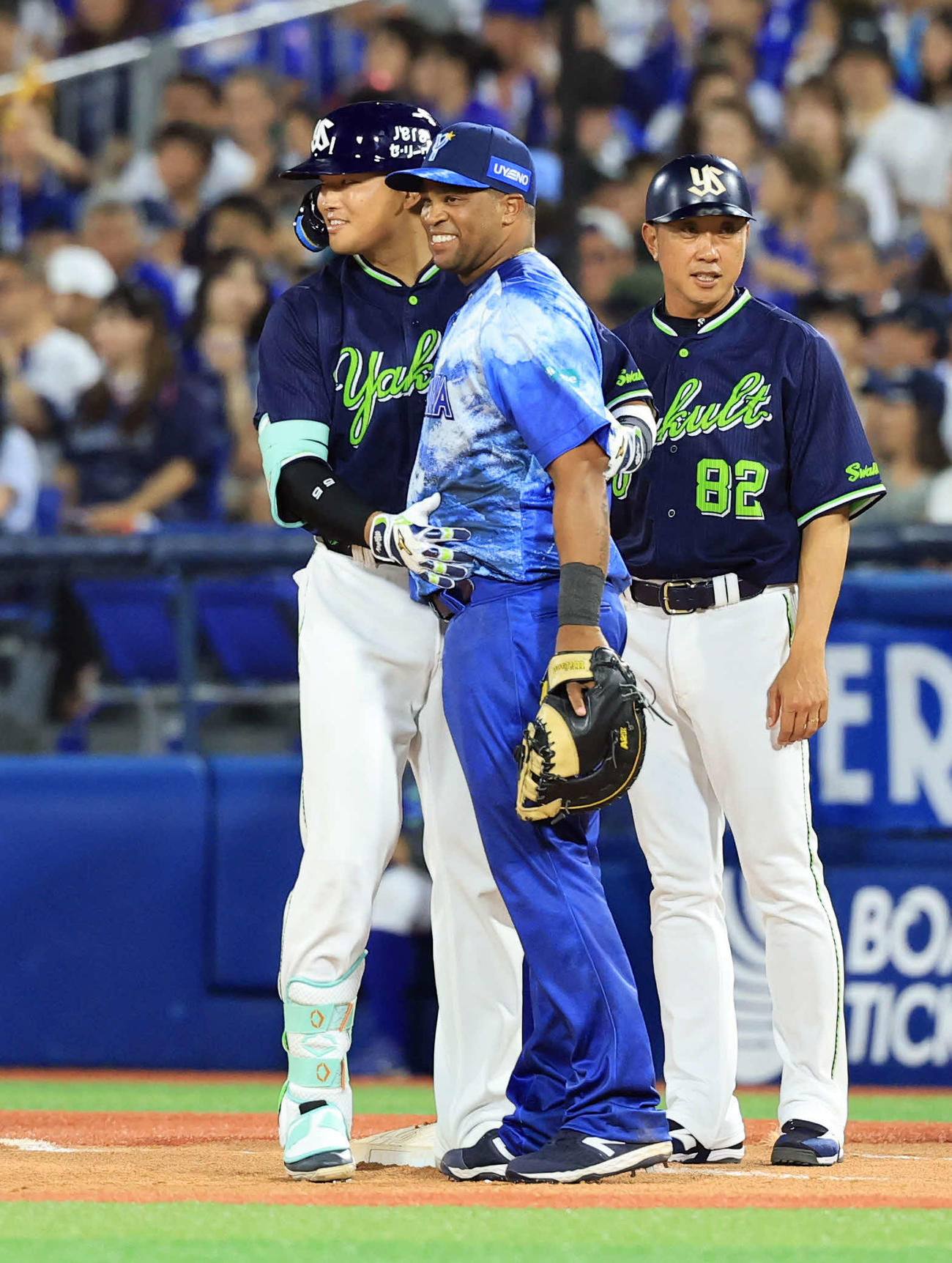 DeNA対ヤクルト　8回表ヤクルト無死、村上（左）は右前打を放ち、一塁手のビシエドと笑顔であいさつ（撮影・浅見桂子）