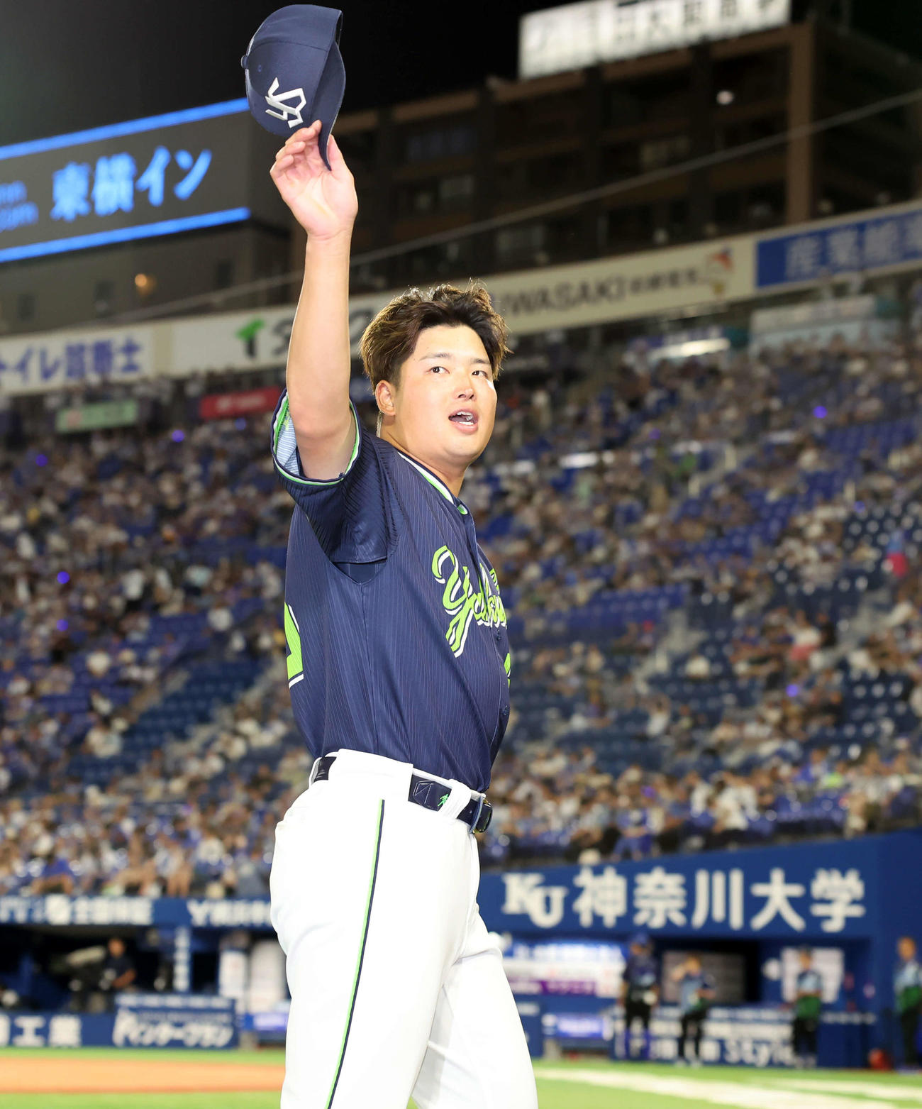 DeNA対ヤクルト　ヒーローインタビューを終え、スタンドに帽子を振ってあいさつするヤクルト村上（撮影・浅見桂子）
